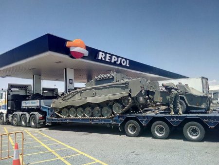 Panzer vor Tankstelle