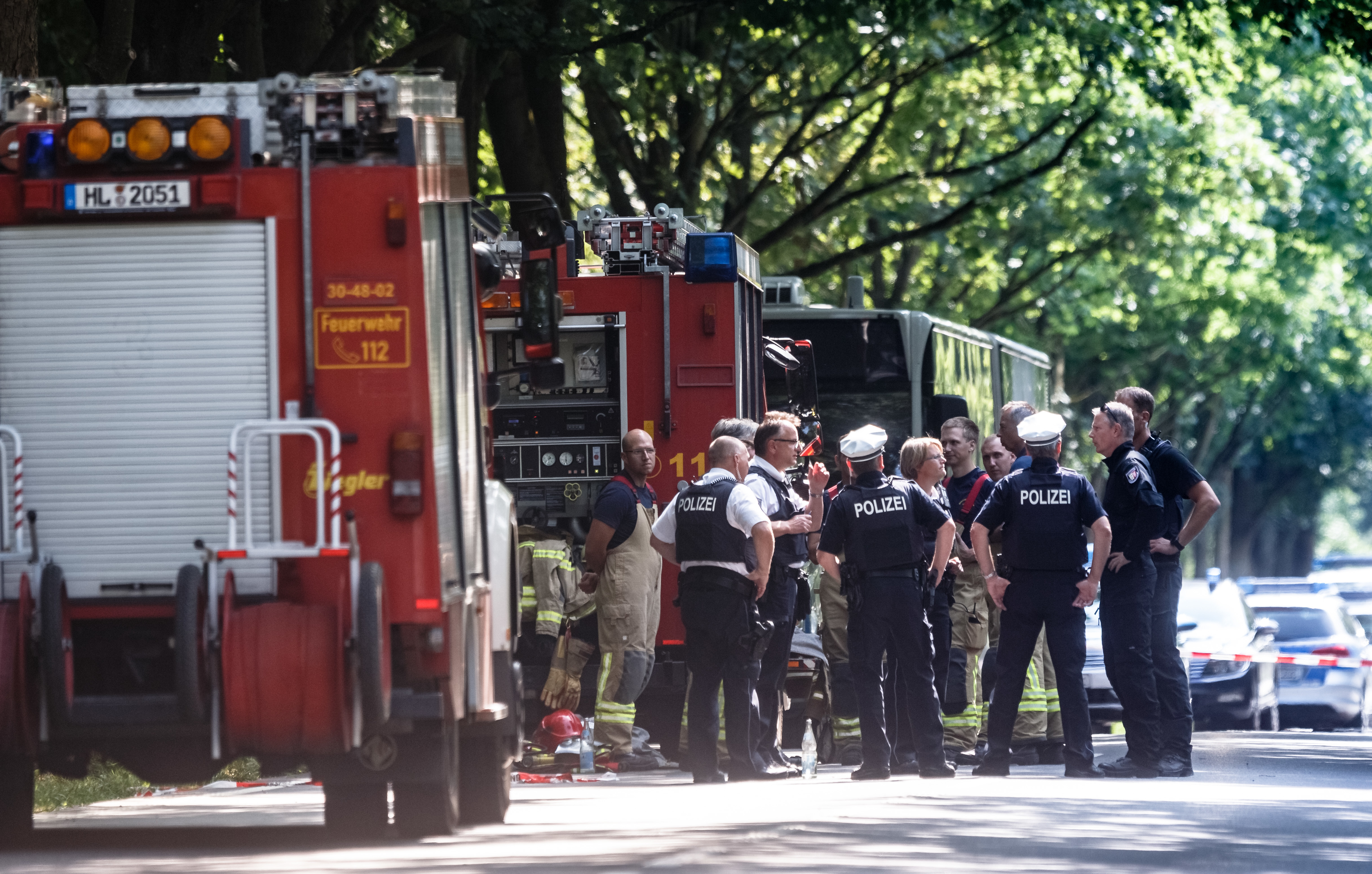 Einsatzkräfte nach Messerattacke in Lübecker Linienbus