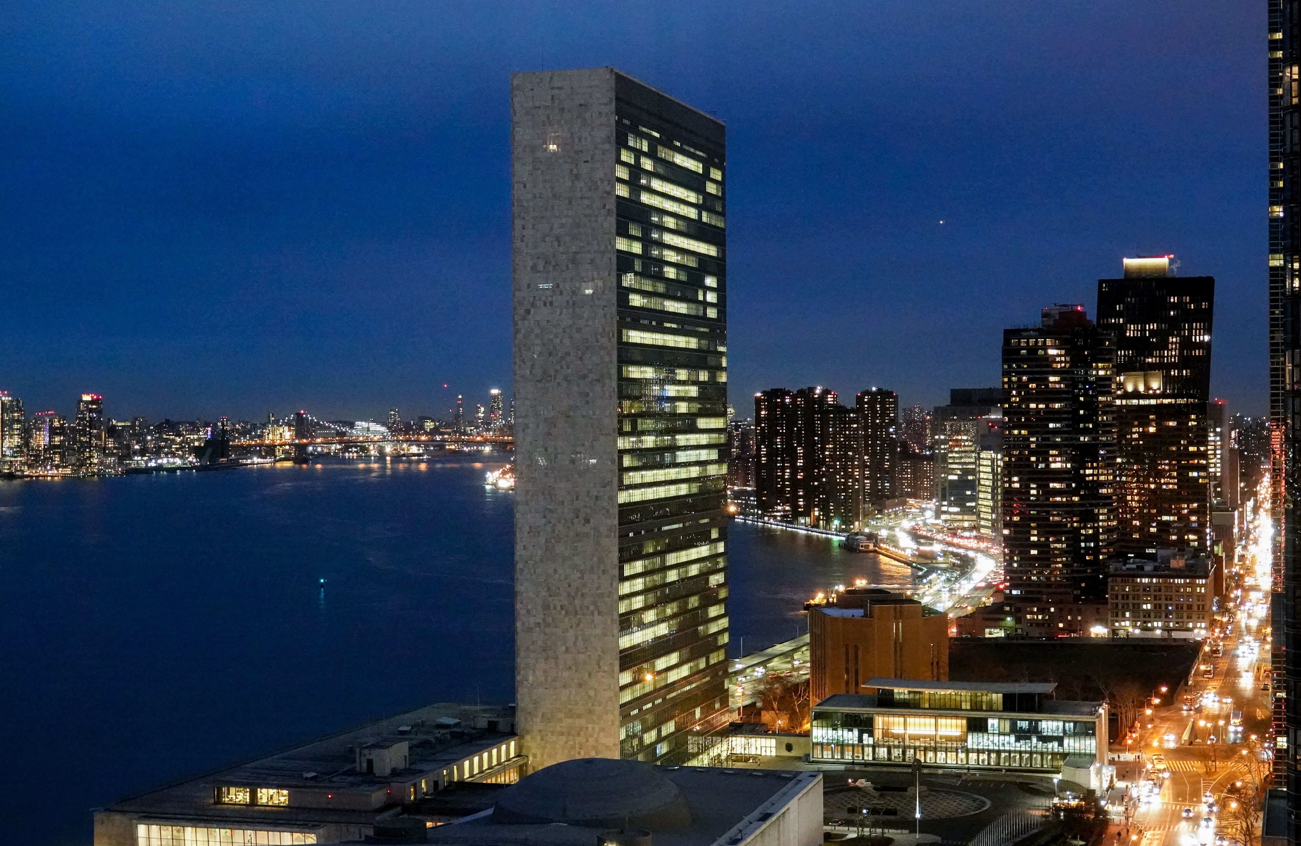 New York: Das UN-Hauptquartier leuchtet am East River.