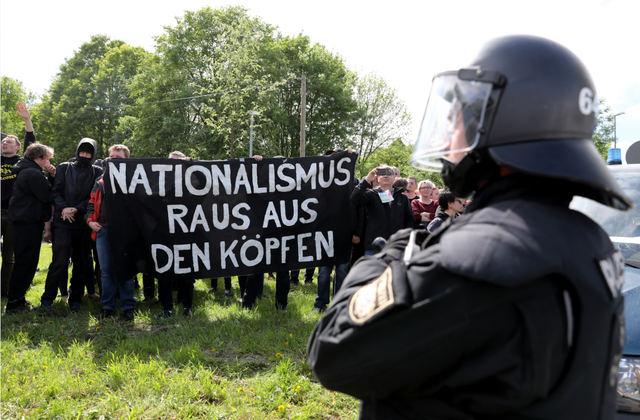 Antifa-Demo mit Plakat „Nationalismus raus aus den Köpfen“