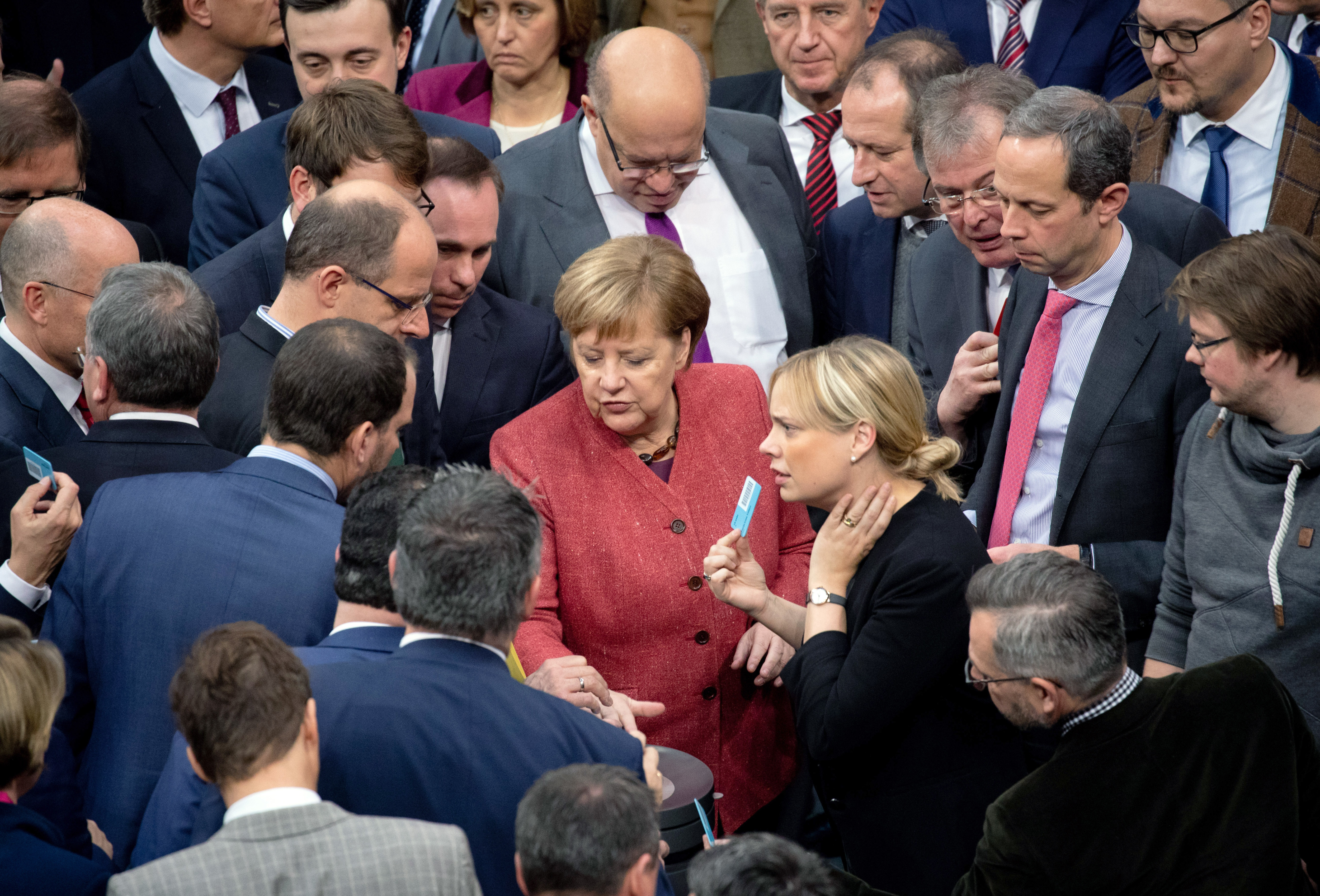 29.11.2018, Berlin: Namentliche Abstimmung über den UN-Migrationspakt. In der Mitte: Angela Merkel (CDU).