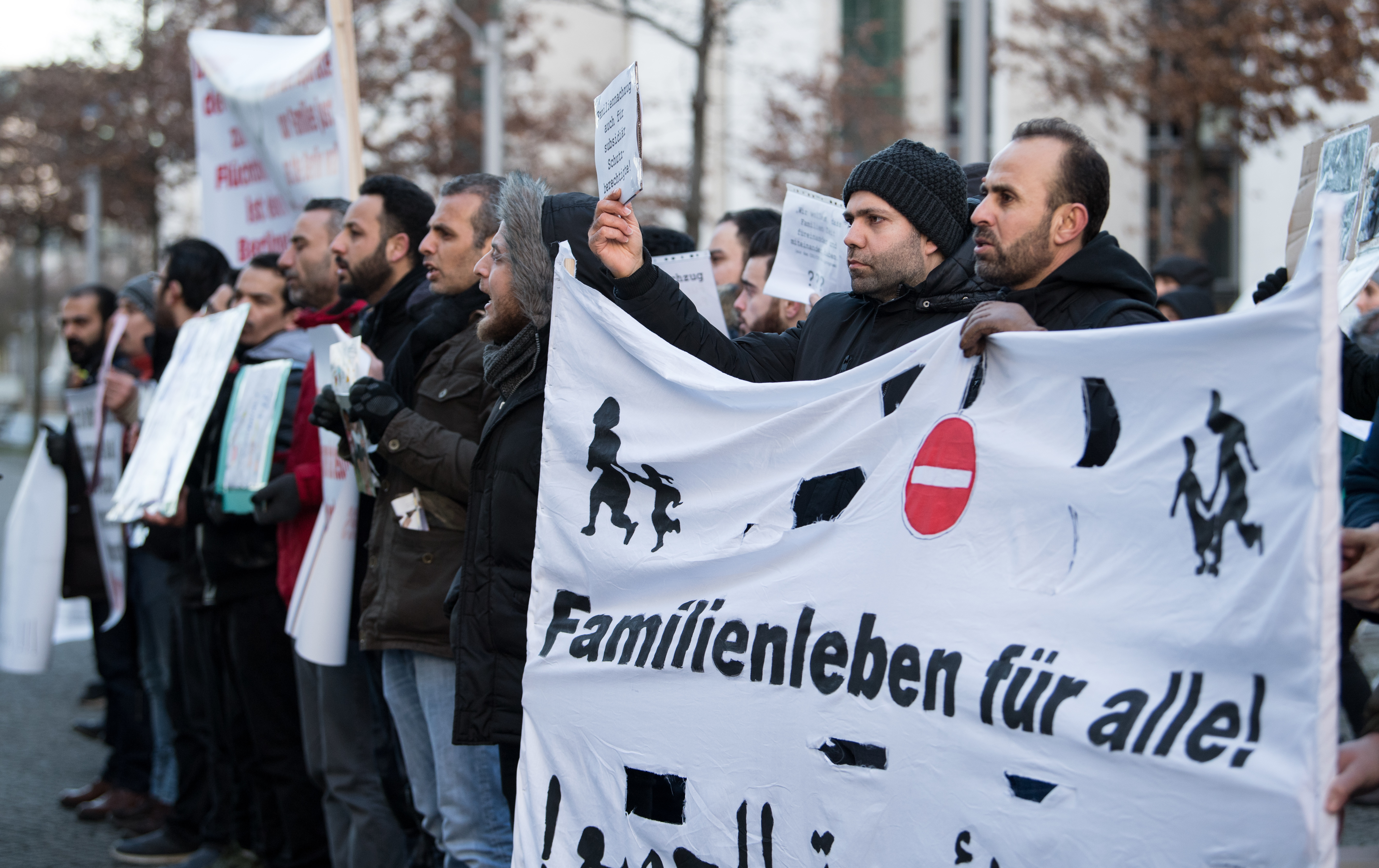 01.02.2018, Berlin: Flüchtlinge protestieren anlässlich der Debatte vor dem Deutschen Bundestag gegen die Aussetzung des Familiennachzugs für Flüchtlinge mit subsidiärem Schutz.