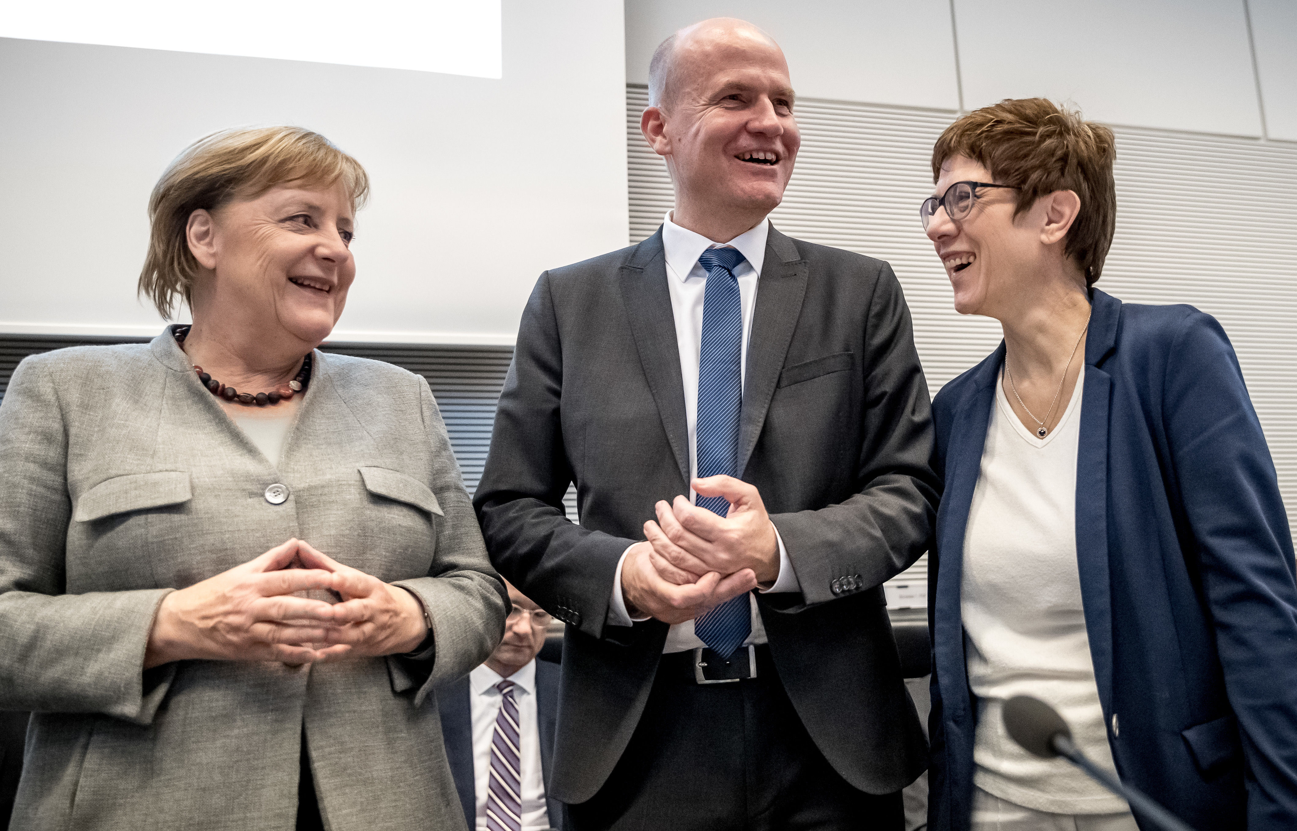 Bundeskanzlerin Angela Merkel (CDU, l-r) steht neben Ralph Brinkhaus (CDU), Fraktionsvorsitzender der CDU/CSU Fraktion im Bundestag, und Annegret Kramp-Karrenbauer, Bundesvorsitzende der CDU, vor Beginn der Sitzung der CDU/CSU Fraktion im Bundestag