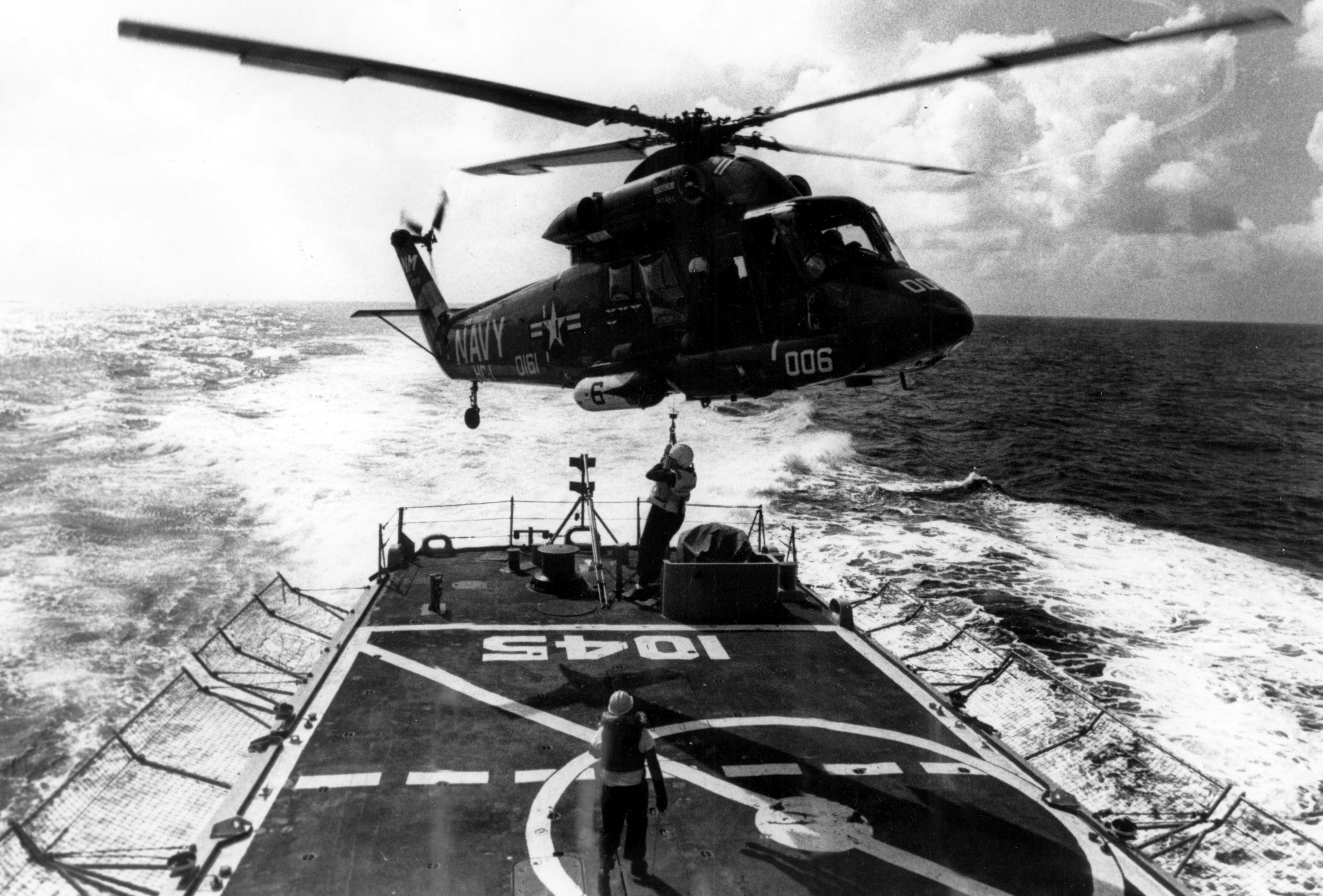 Vietnamkrieg – Militär-Hubschrauber landet auf einem US-Kriegsschiff auf dem Golf von Tonkien