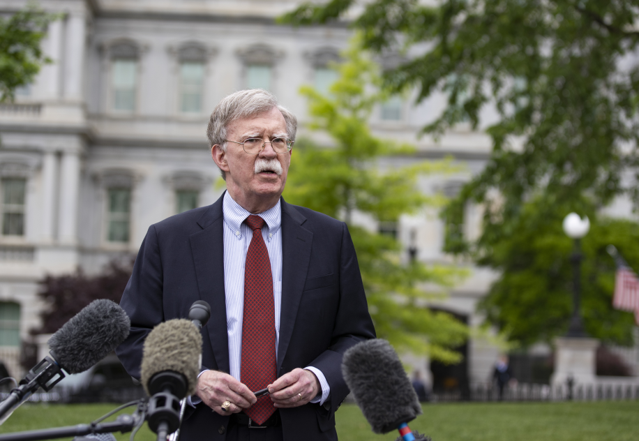 John Bolton vor dem Weißen Haus