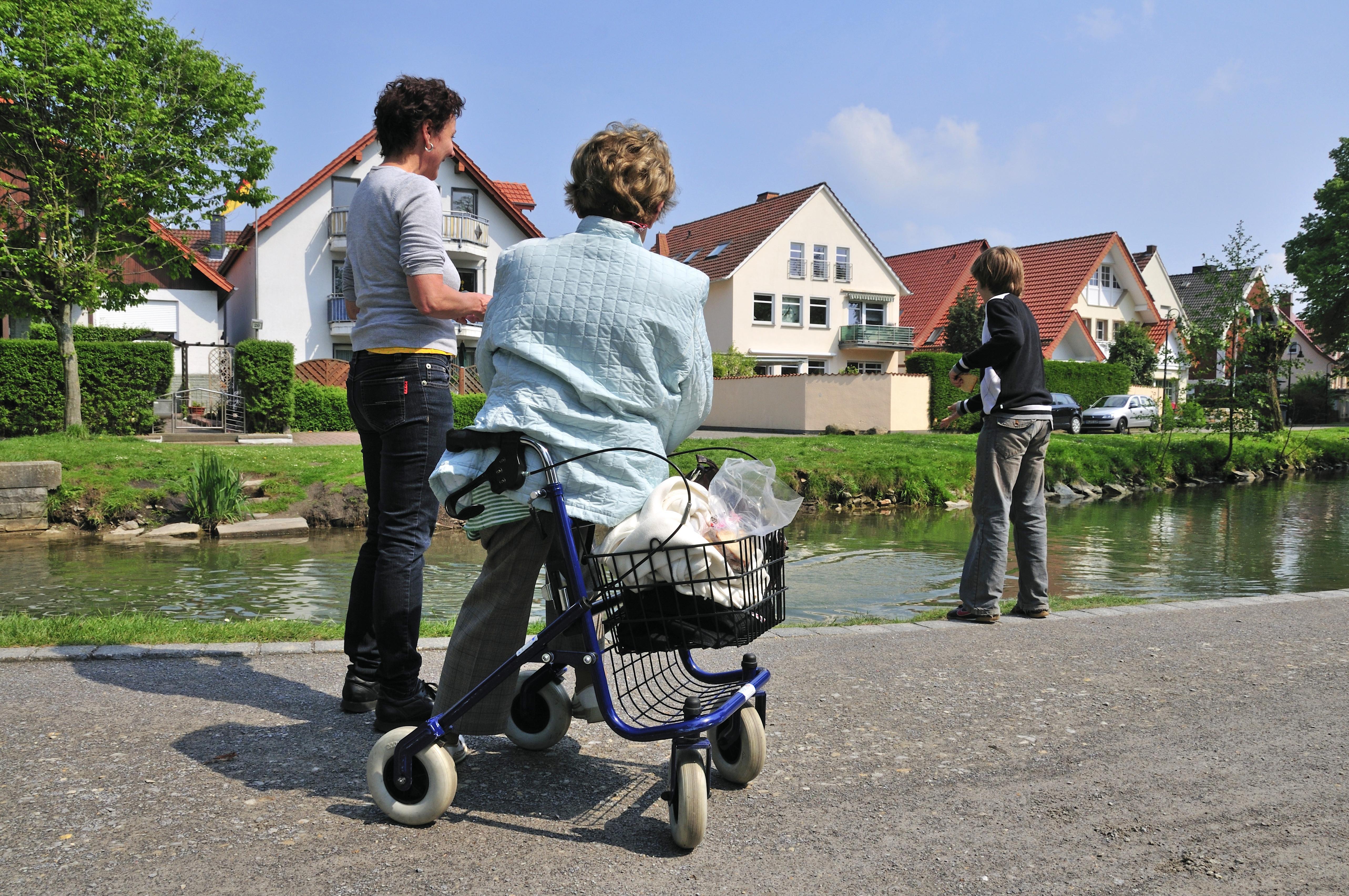 Drei Generationen: Großmutter, Mutter und Sohn