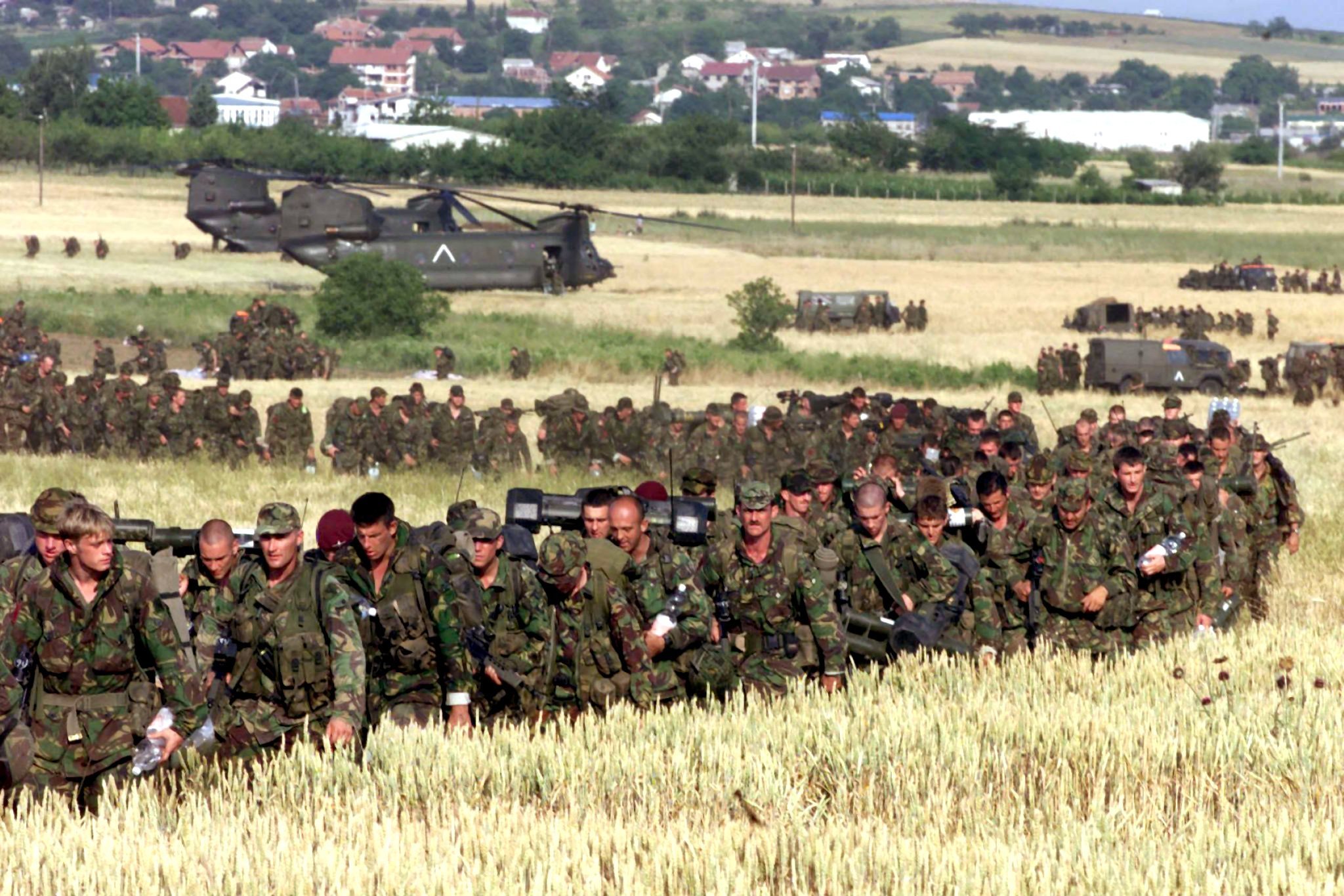 Kfor-Truppen rücken in Kosovo vor