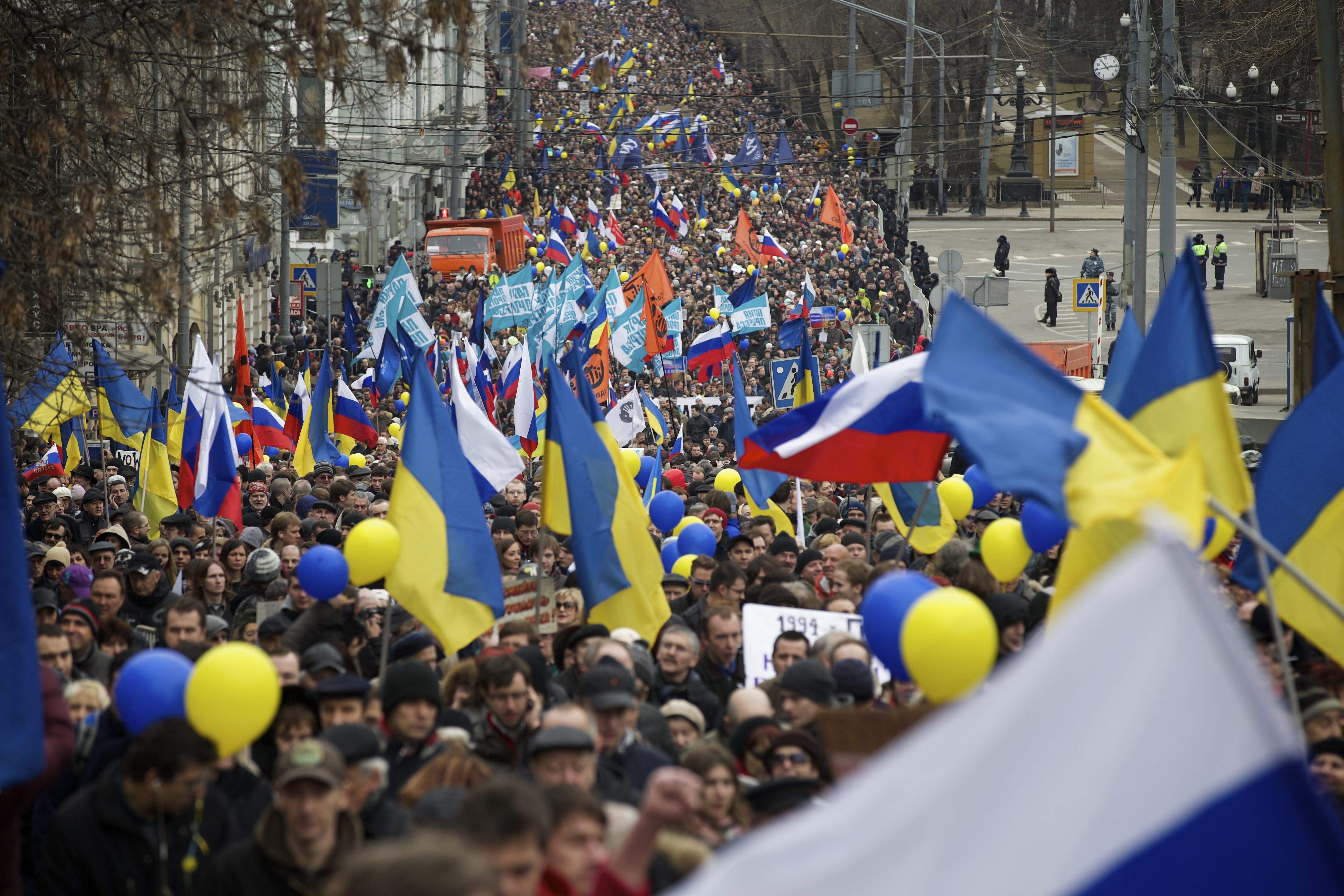 Demonstranten mit russischer und ukrainischer Flagge