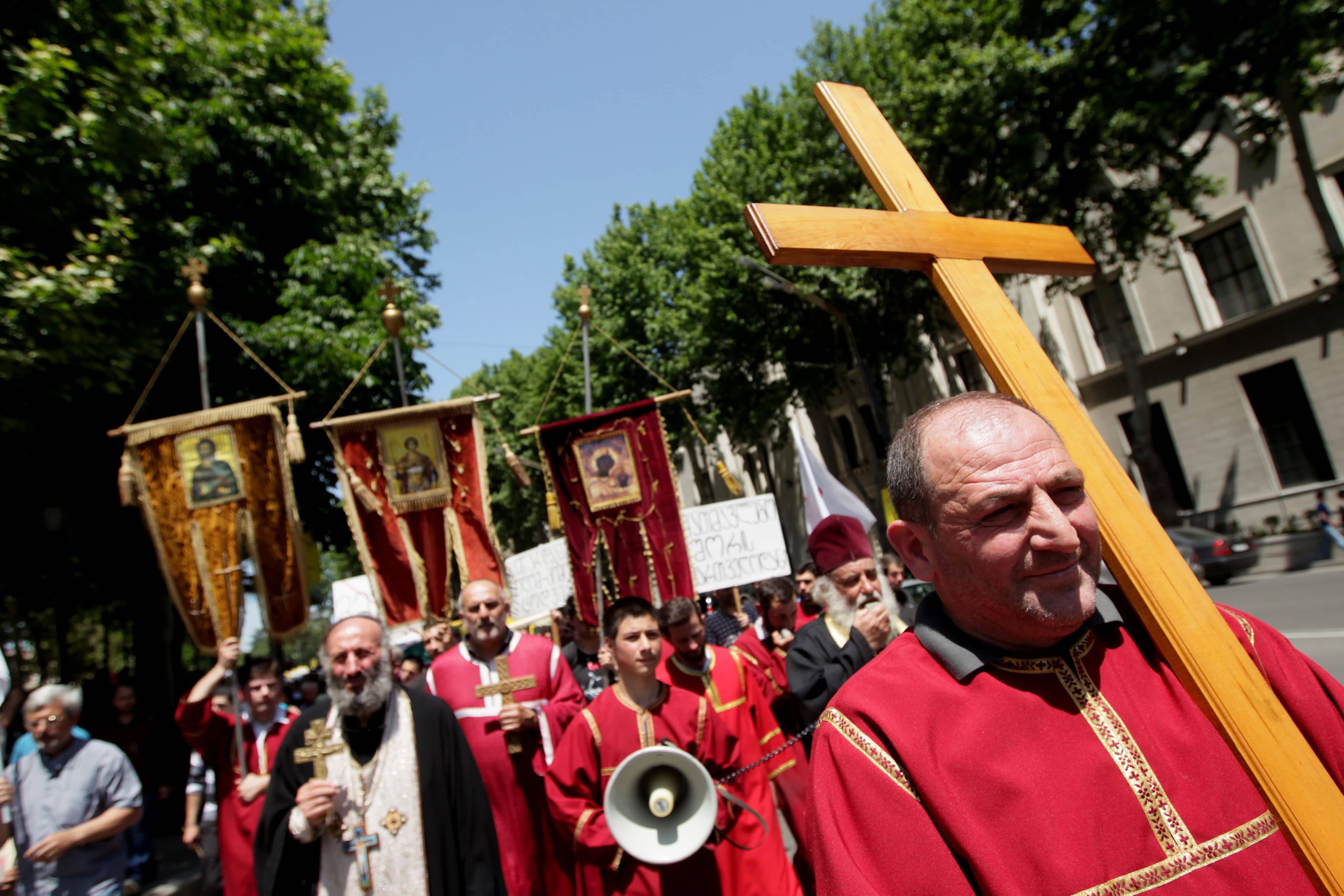 Georgische religiöse Demonstranten marschieren