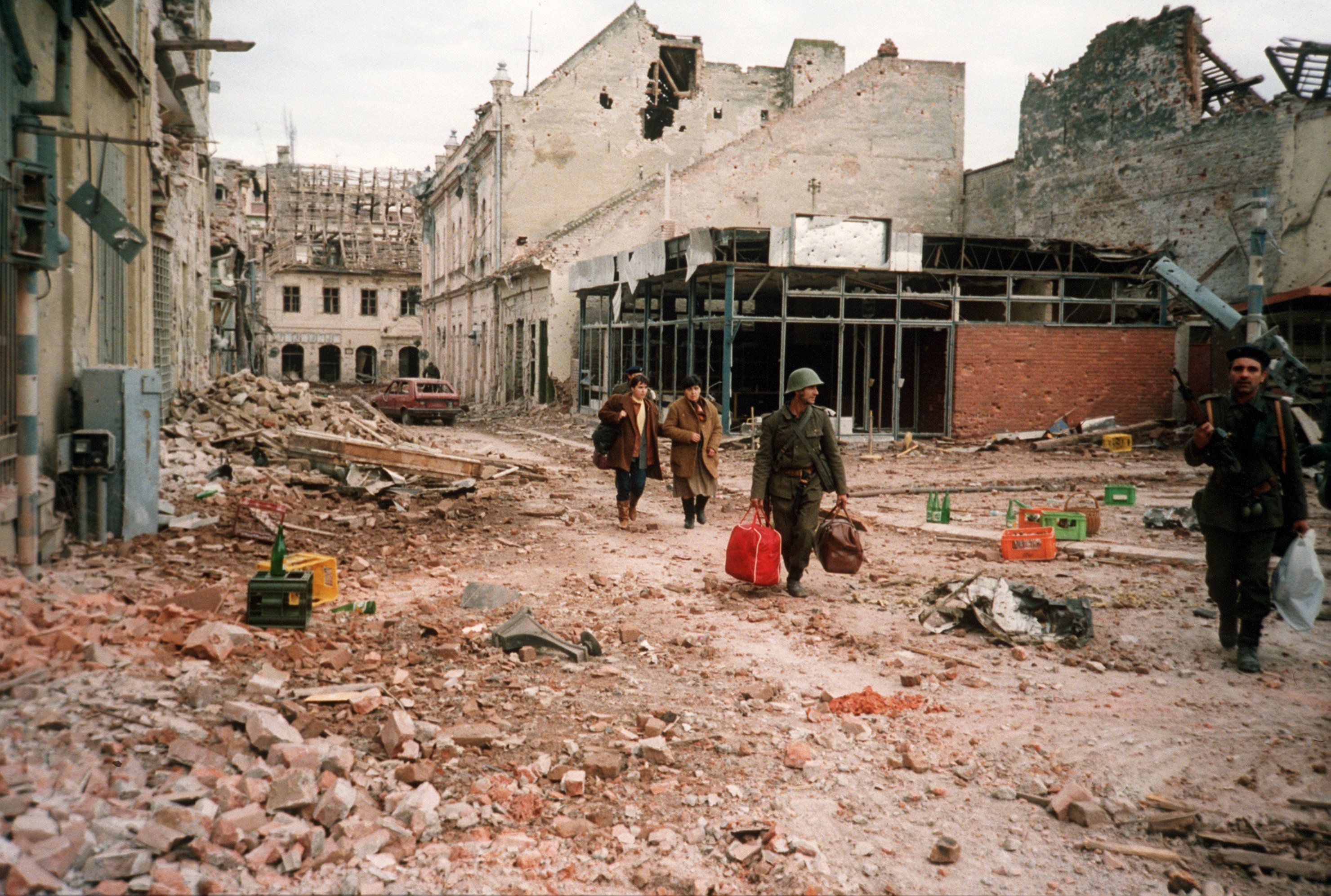 Ein Bild der Verwüstung bietet die zerstörte Stadt Vukovar am 19.11.1991.