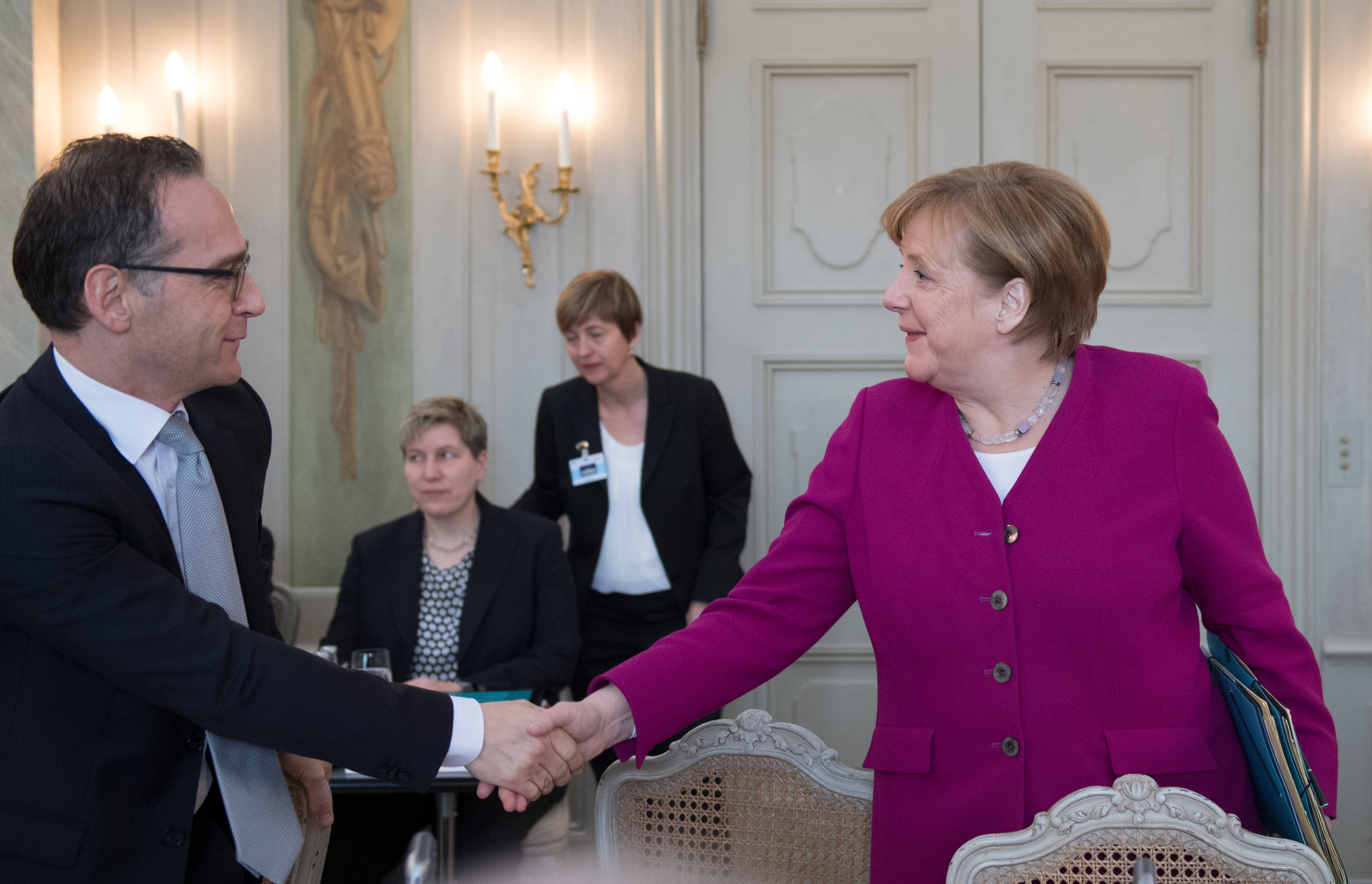 Bundeskanzlerin Angela Merkel (CDU, r) begrüsst vor Beginn einer Kabinettssitzung im Gartensaal des Schlosses Meseberg Außenminister Heiko Maas (SPD, l)