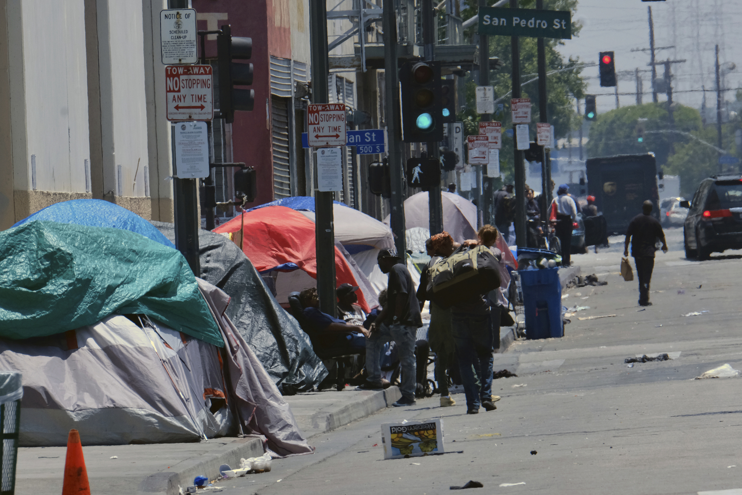 Obdachlose liegen vor ihren Zelten in Downtown Los Angeles