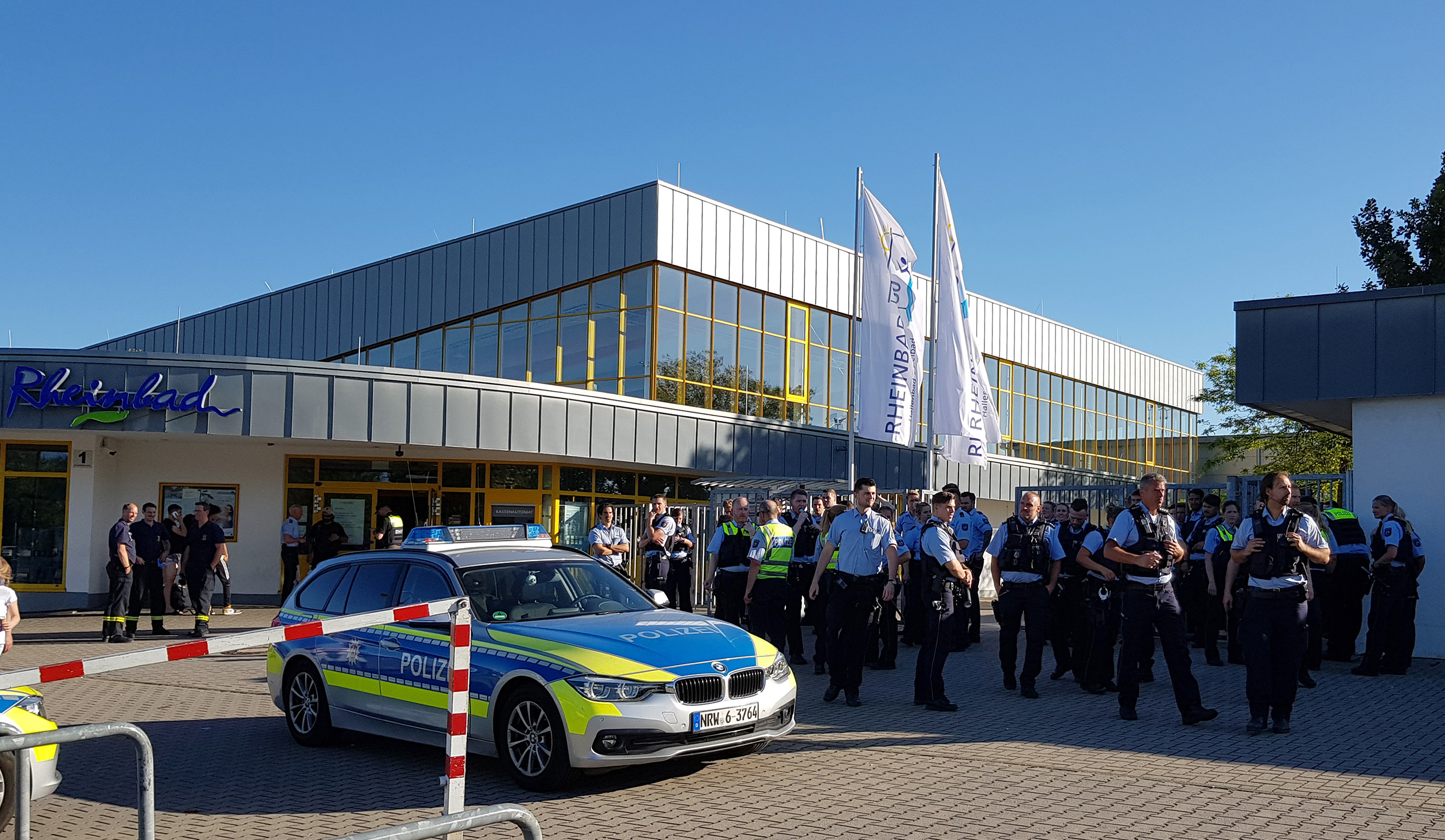 29.06.2019: Massen-Streit im Rheinbad, Düsseldorf. Polizisten stehen vor dem Freibad am späten Nachmittag