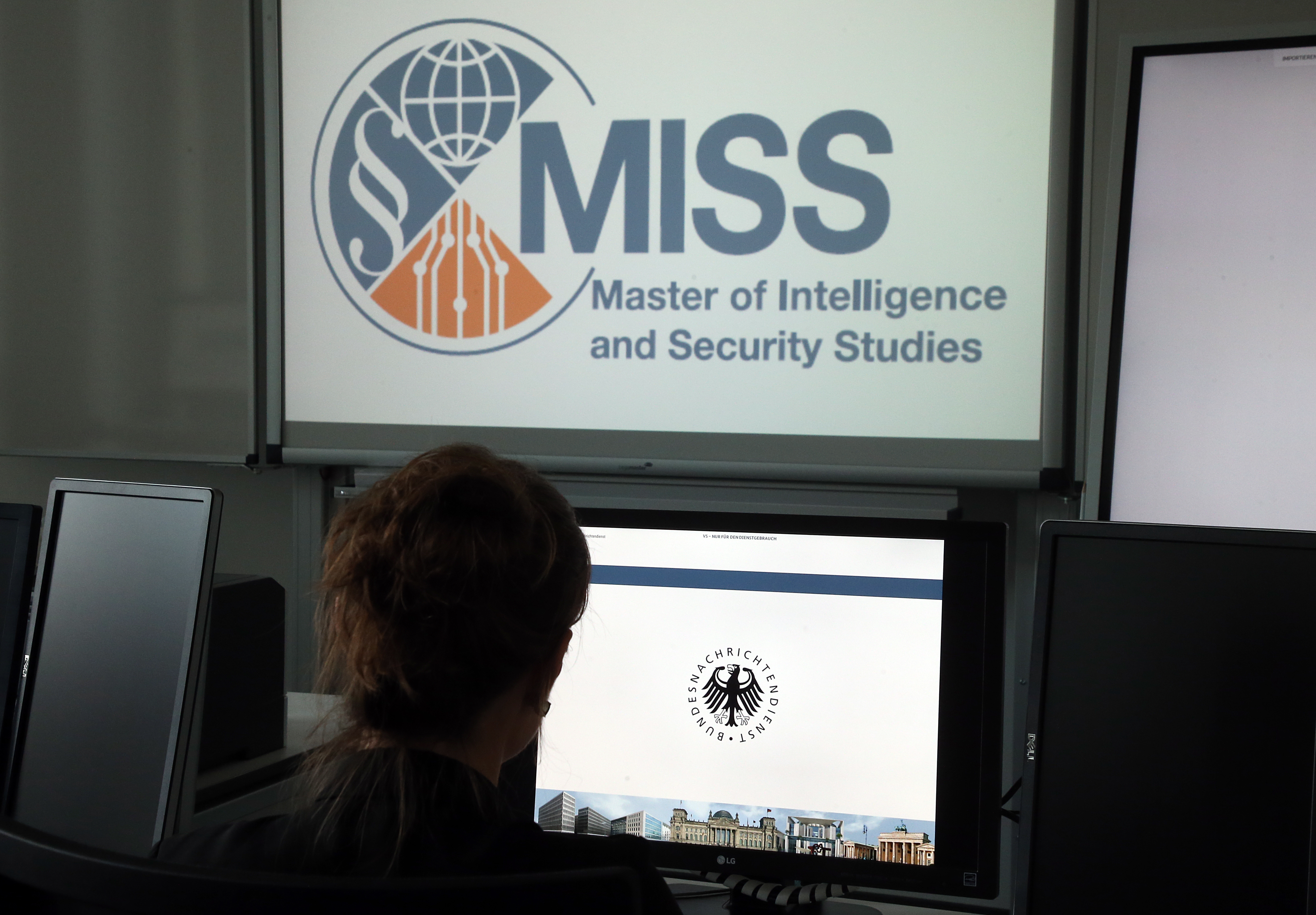 Studentin des BND-Masterstudiengangs »Intelligence and Security Studies« (»Masterstudiengang für Spione«)