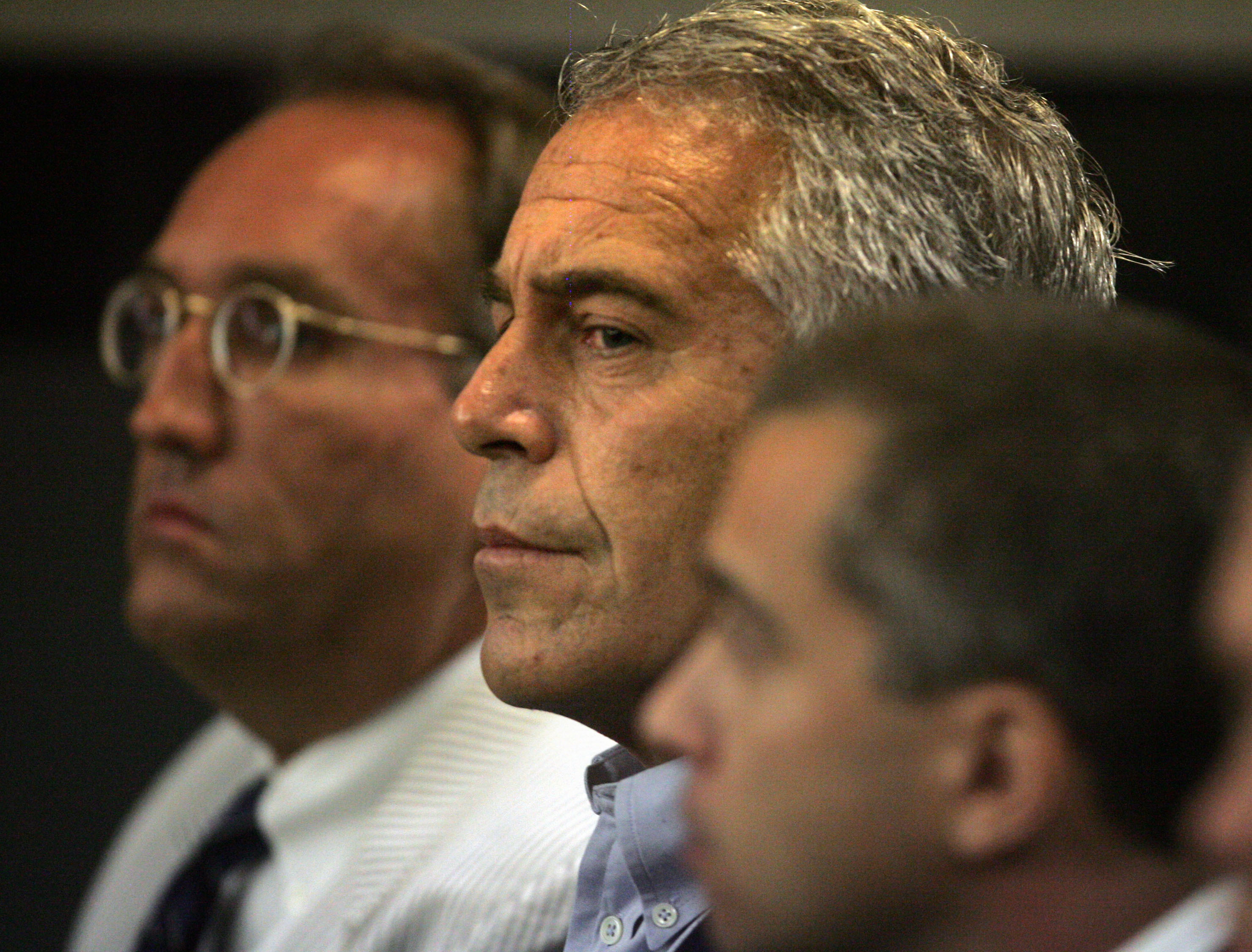 Jeffrey Epstein (Mitte)