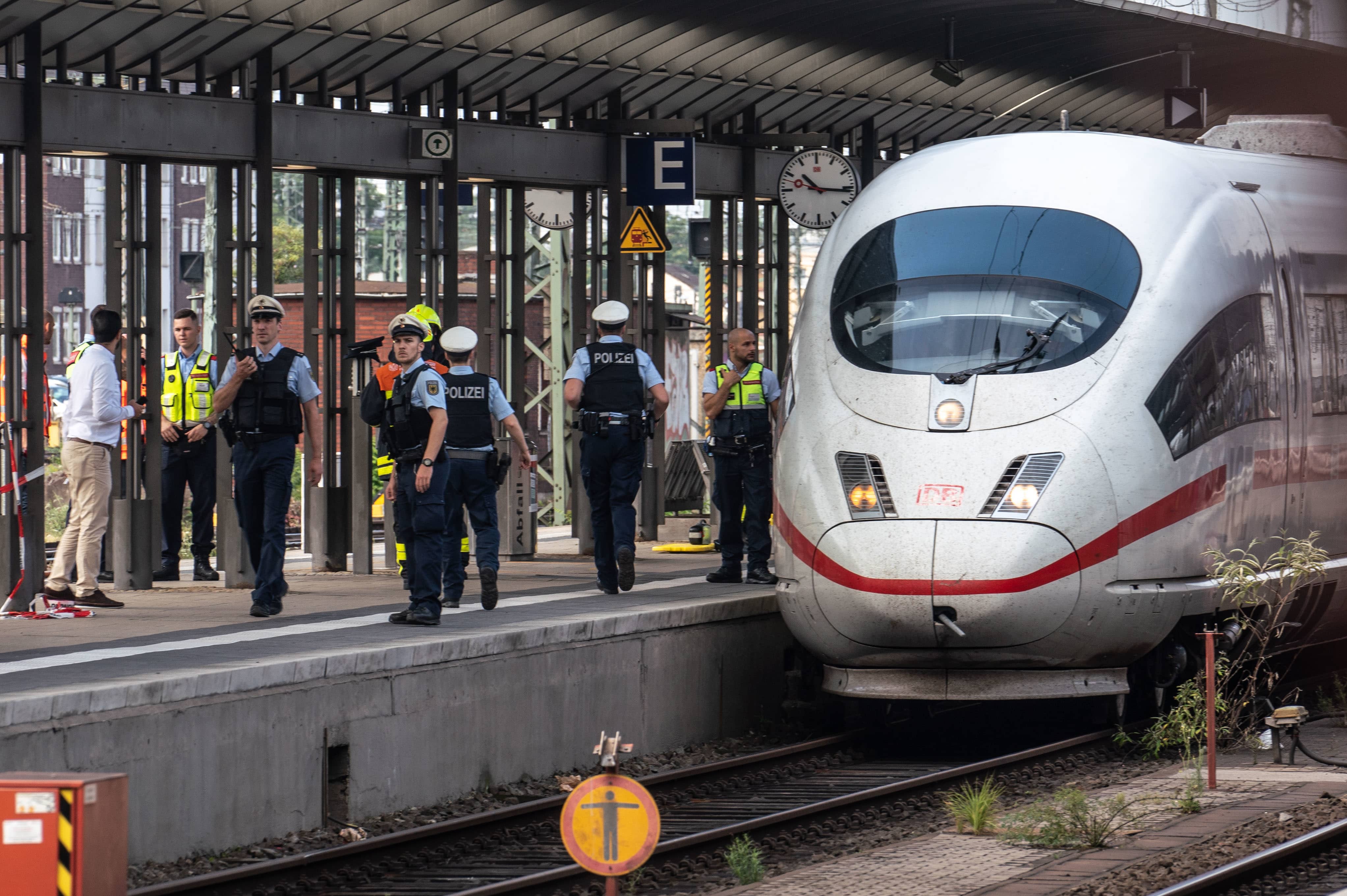 Frankfurter Hauptbahnhof, Polizei am Tatort, an dem ein achtjähriger Junge von einem Eritreer vor den Zug gestoßen wurde