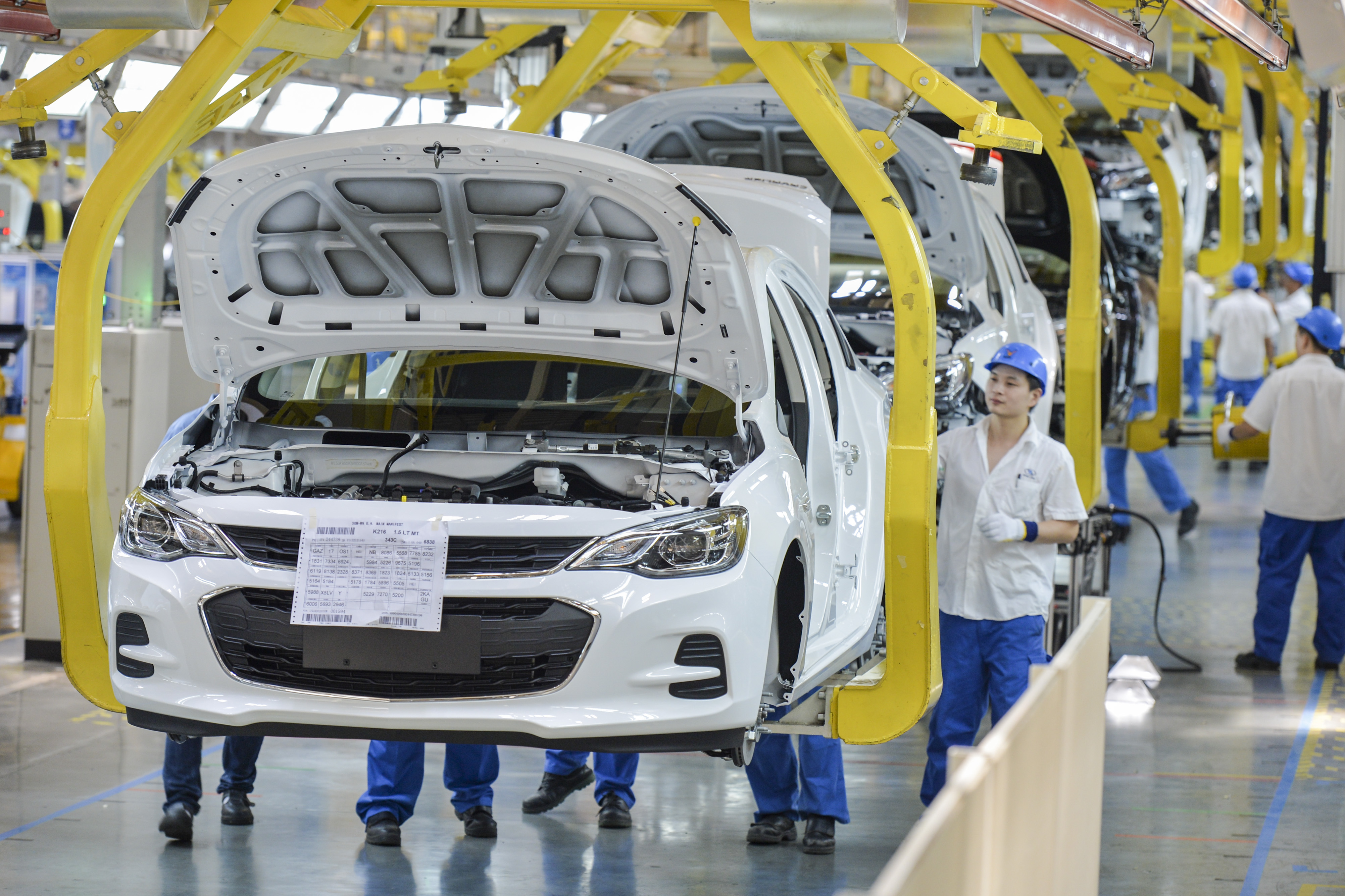SUV-Produktion in China, Arbeiter am Fließband in einem Automobilwerk von SAIC-GM