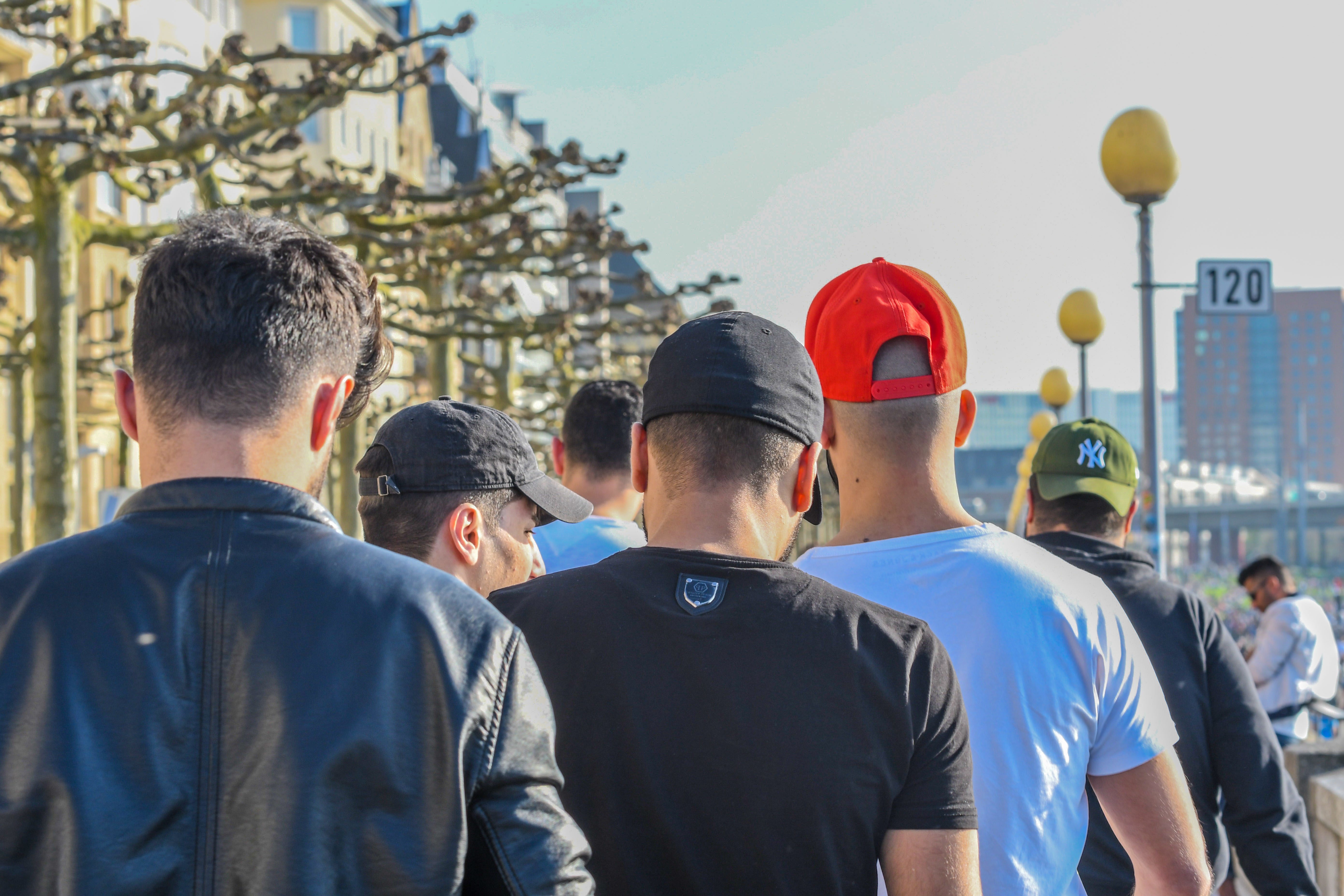 Migranten an der Rheinuferpromenade in Düsseldorf