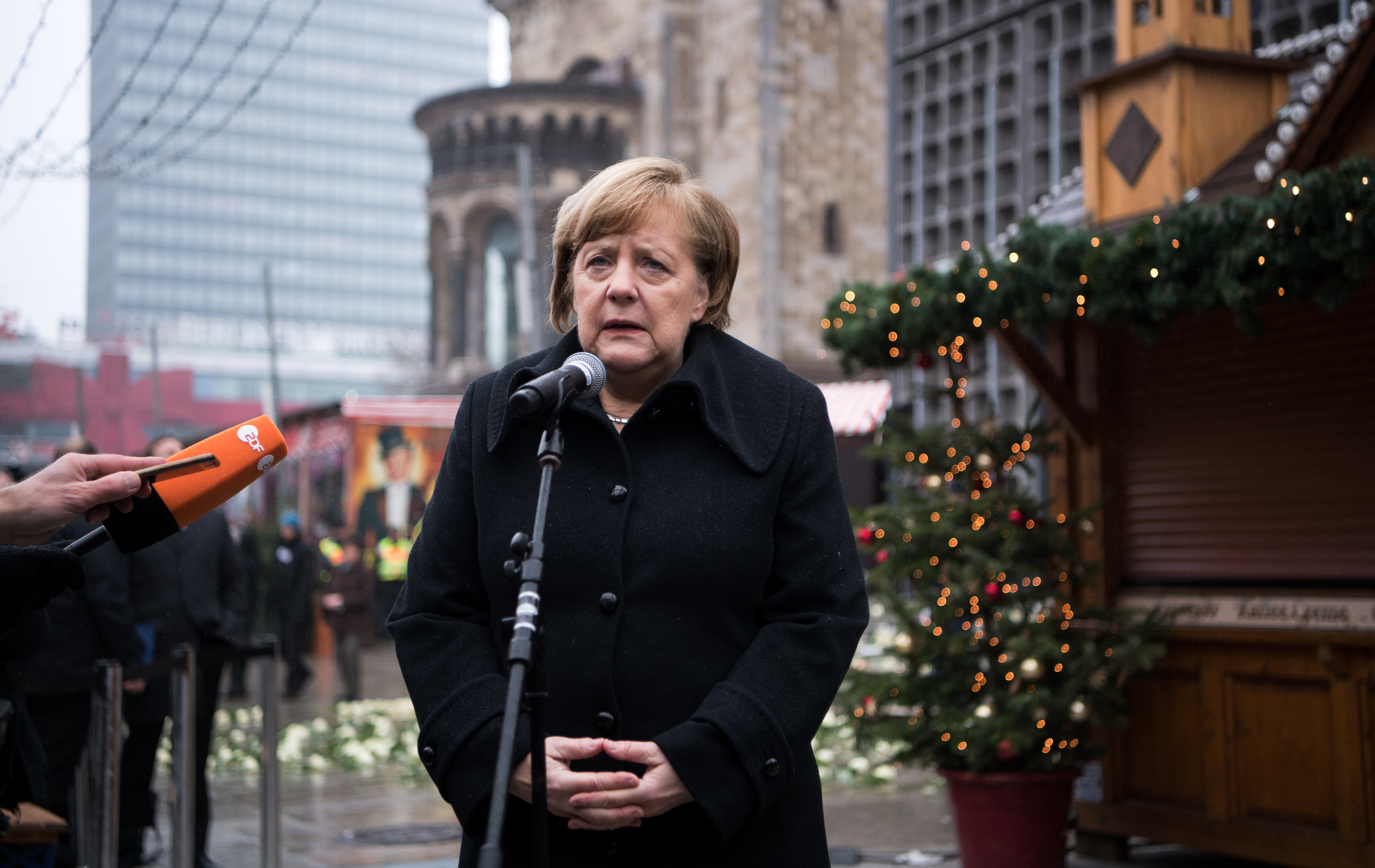 Bundeskanzlerin Angela Merkel (CDU) gibt am 19.12.2017 an der Gedächtniskirche auf dem Breitscheidplatz in Berlin, wo der Anschlag war.