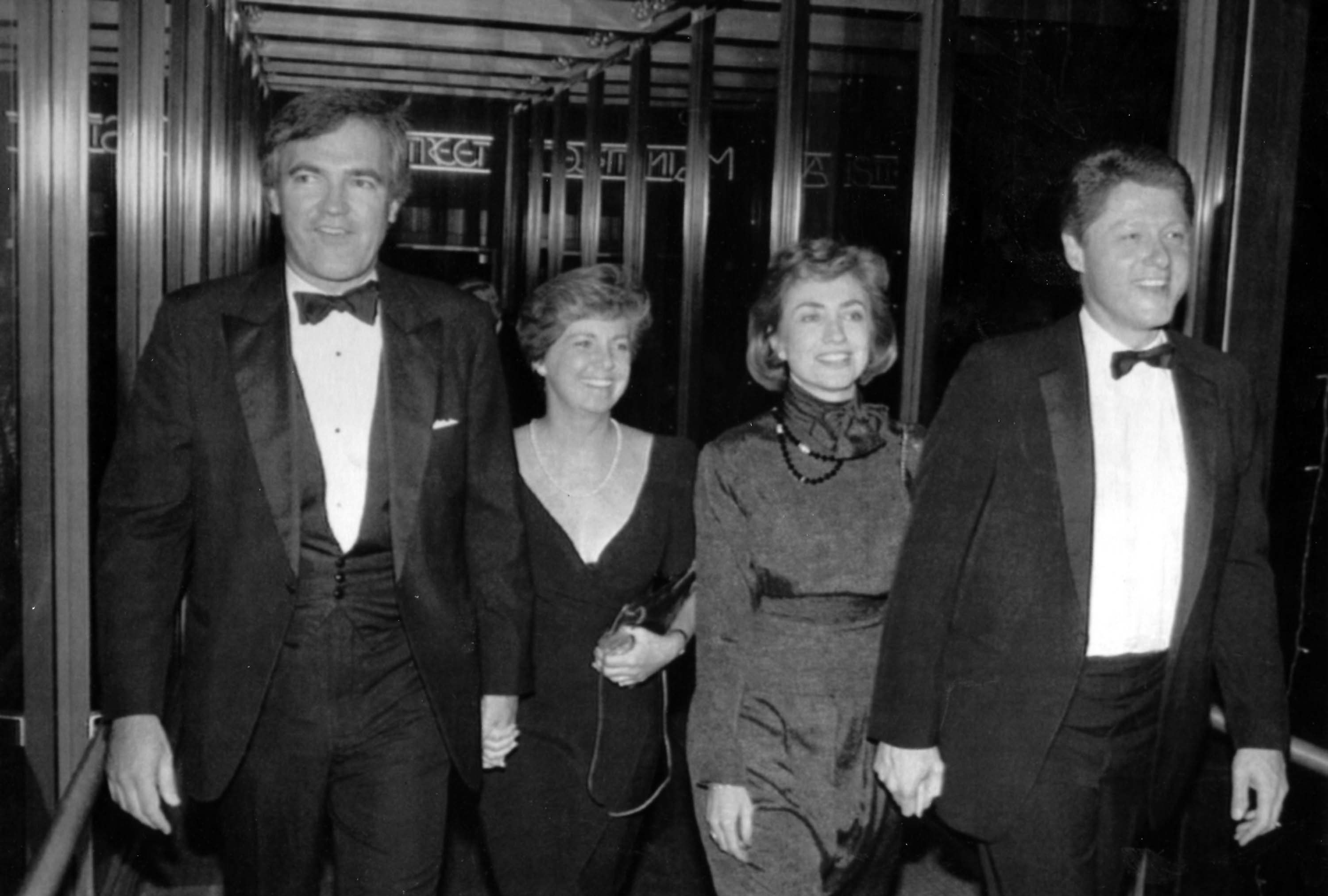 Vince Foster (l) mit seiner Ehefrau (2. v. l.), Hillary Clinton (2. v. r.) und Bill Clinton (r)