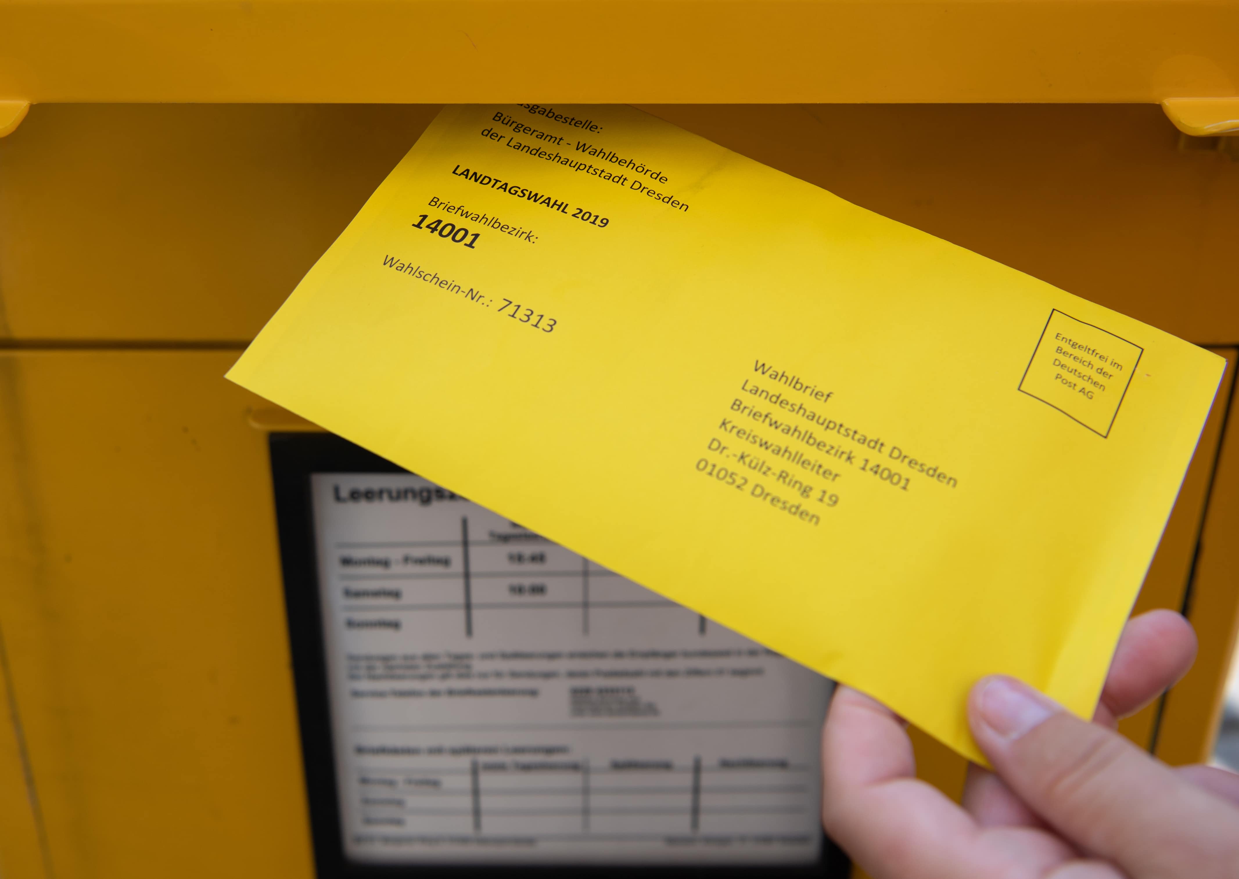 Briefumschlag mit dem Stimmzettel für die Briefwahl zur Landtagswahl 2019 in Sachsen