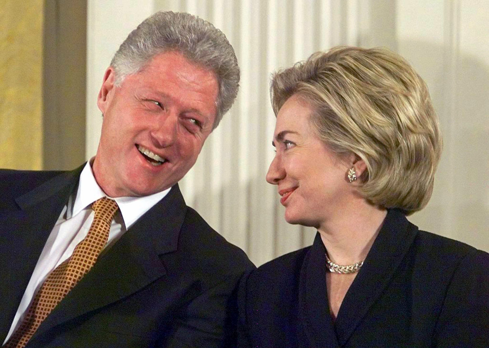 Bill Clinton (l) und Hillary Clinton (r)