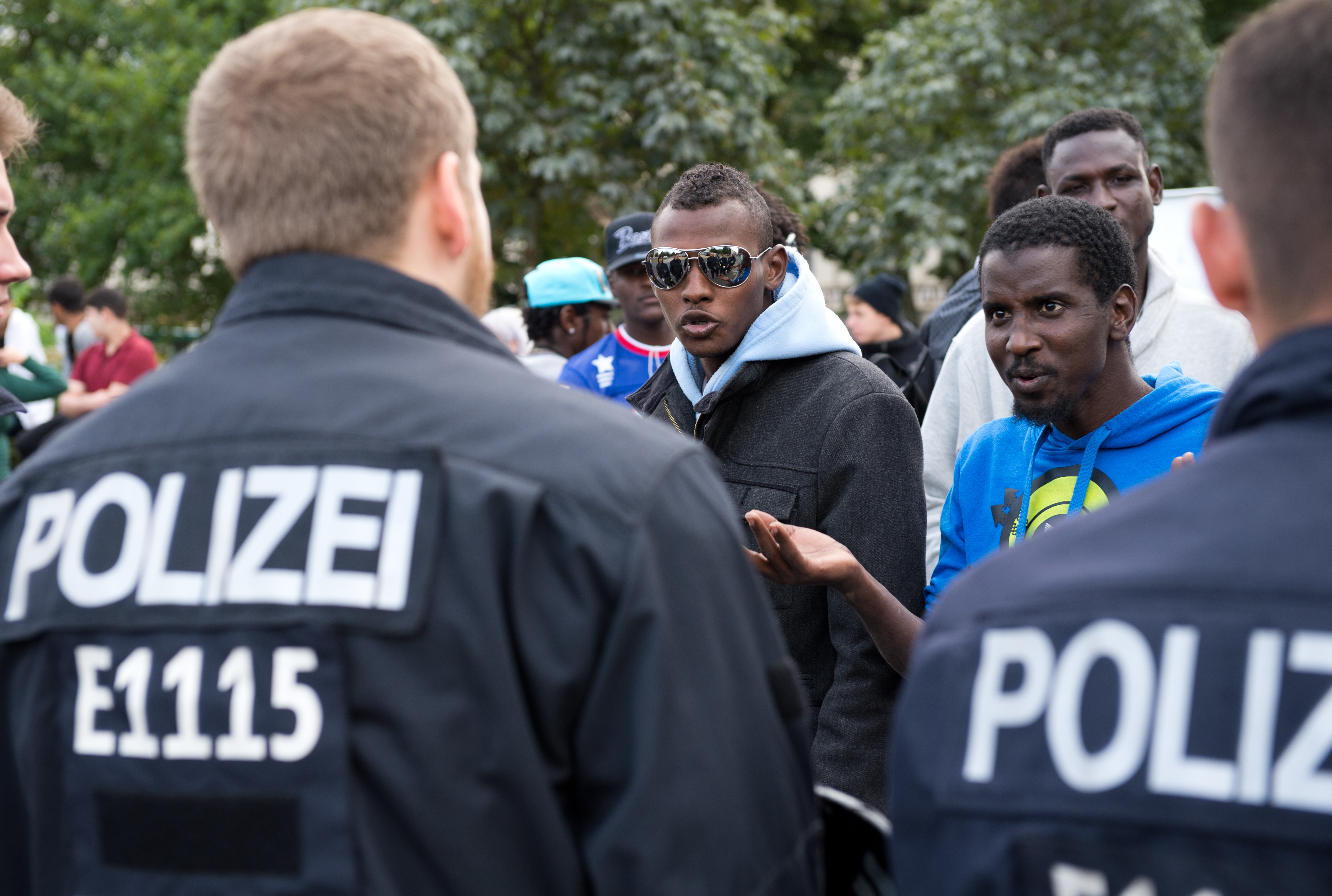 Polizisten diskutieren mit Flüchtlingen und Unterstützern bei Flüchtlingsprotest in Kreuzberg, Berlin