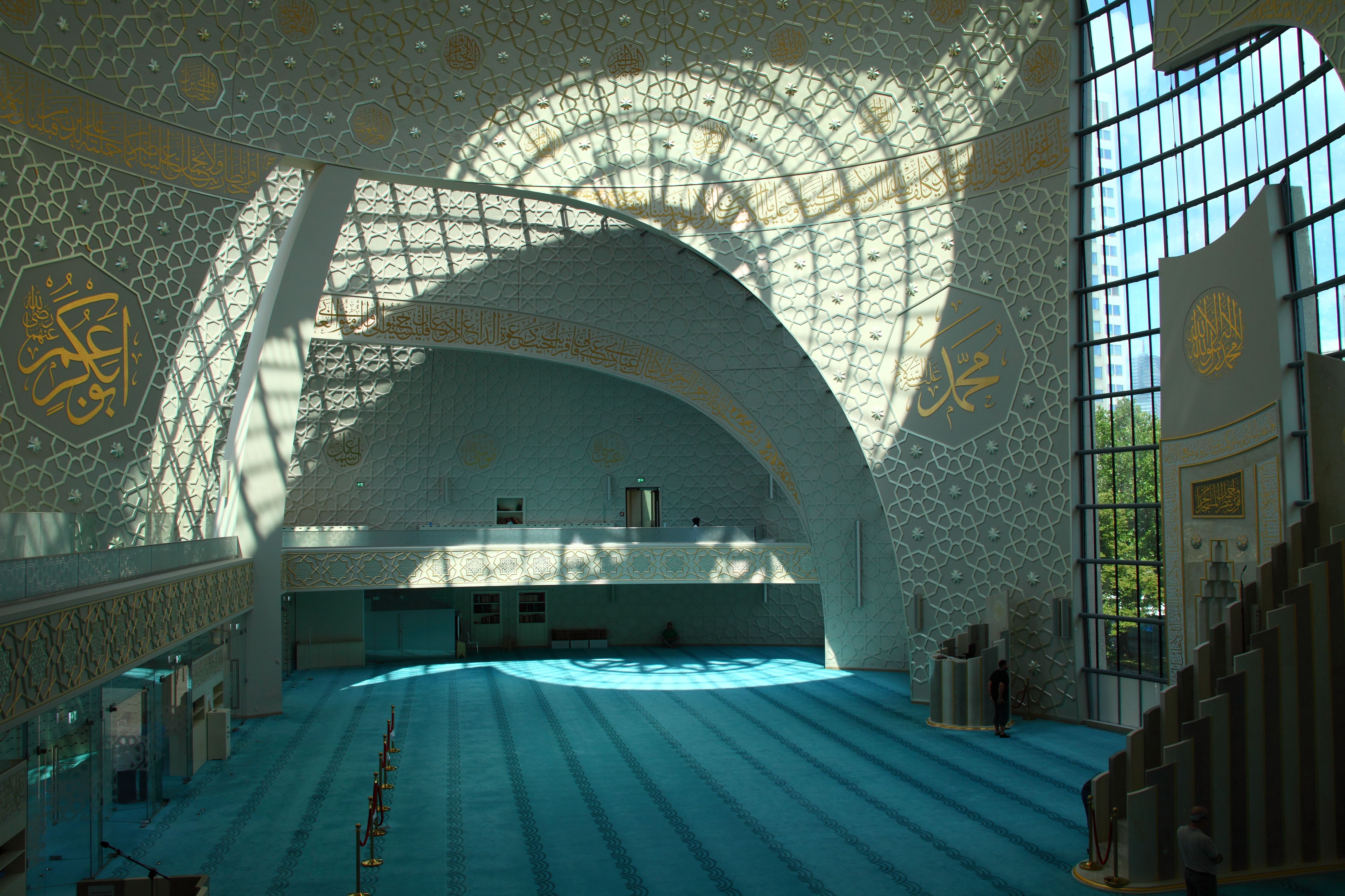 Innenraum der DITIB-Zentralmoschee in Köln-Ehrenfeld