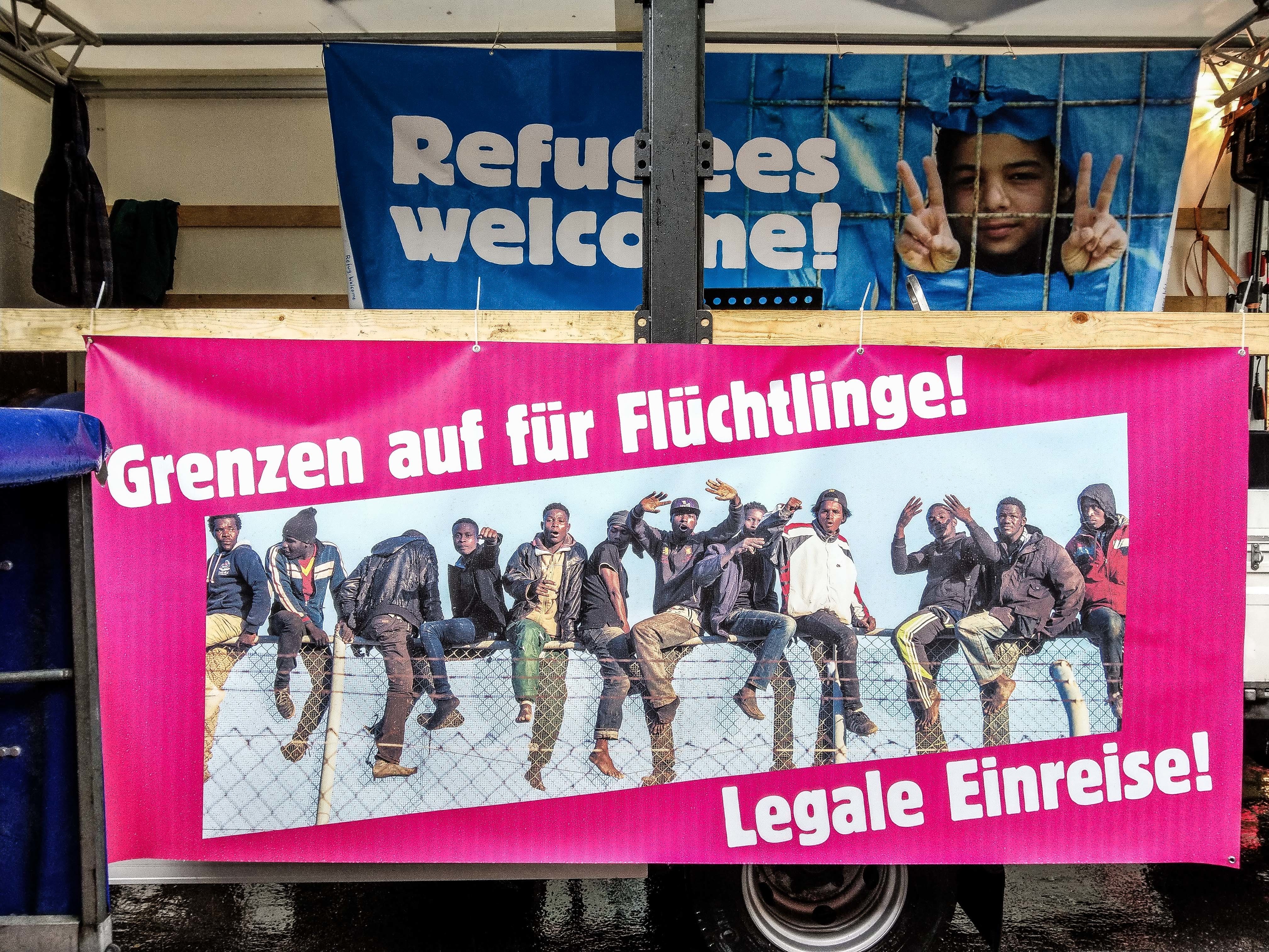 Plakate auf Demo in München