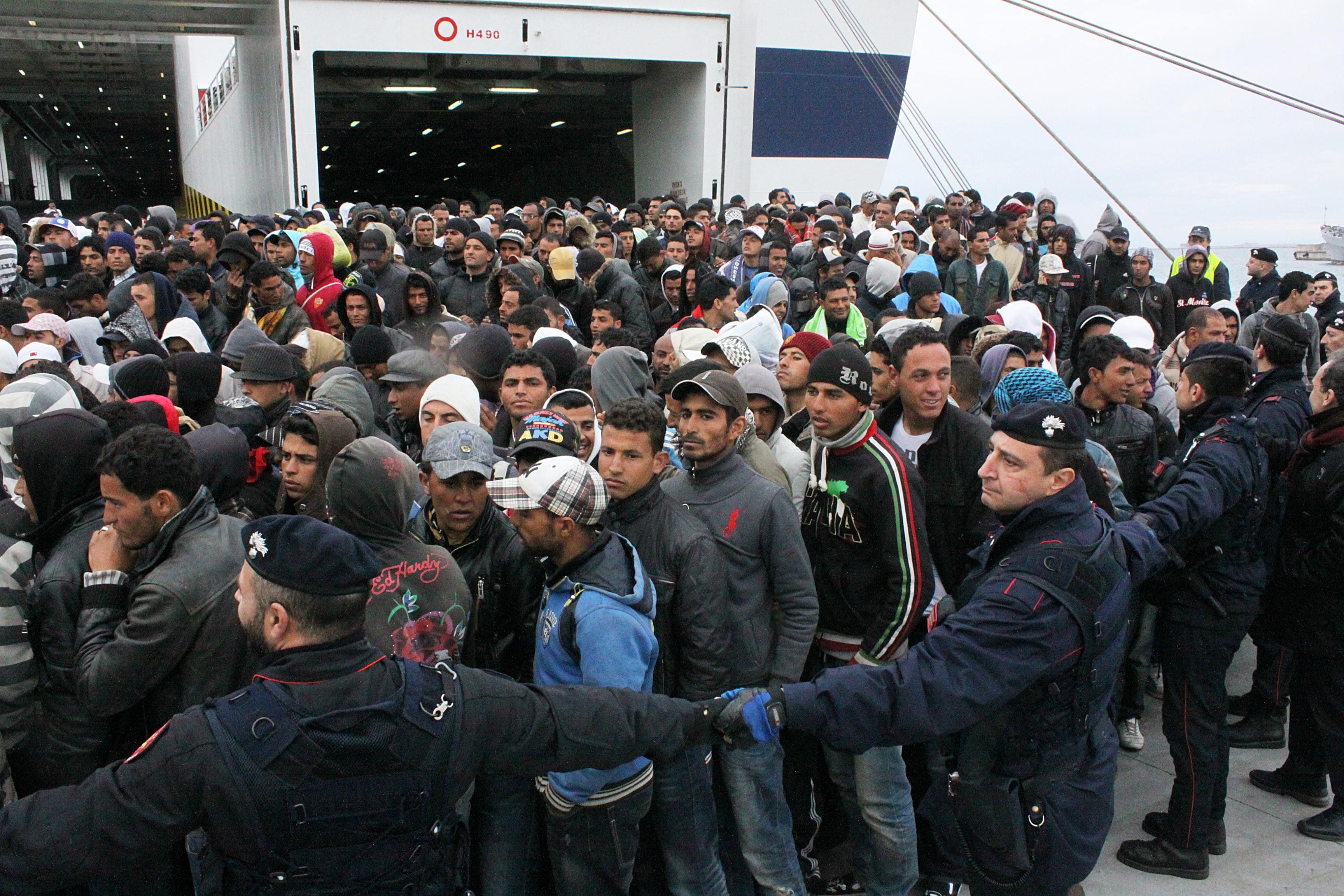 Tunesische Flüchtlinge treffen in Manduria in Tarent ein