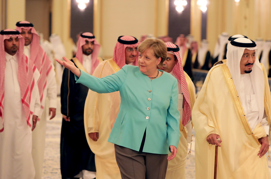 Angela Merkel (Mitte) mit König Salman ibn Abd al-Aziz (r) in Saudi-Arabien.