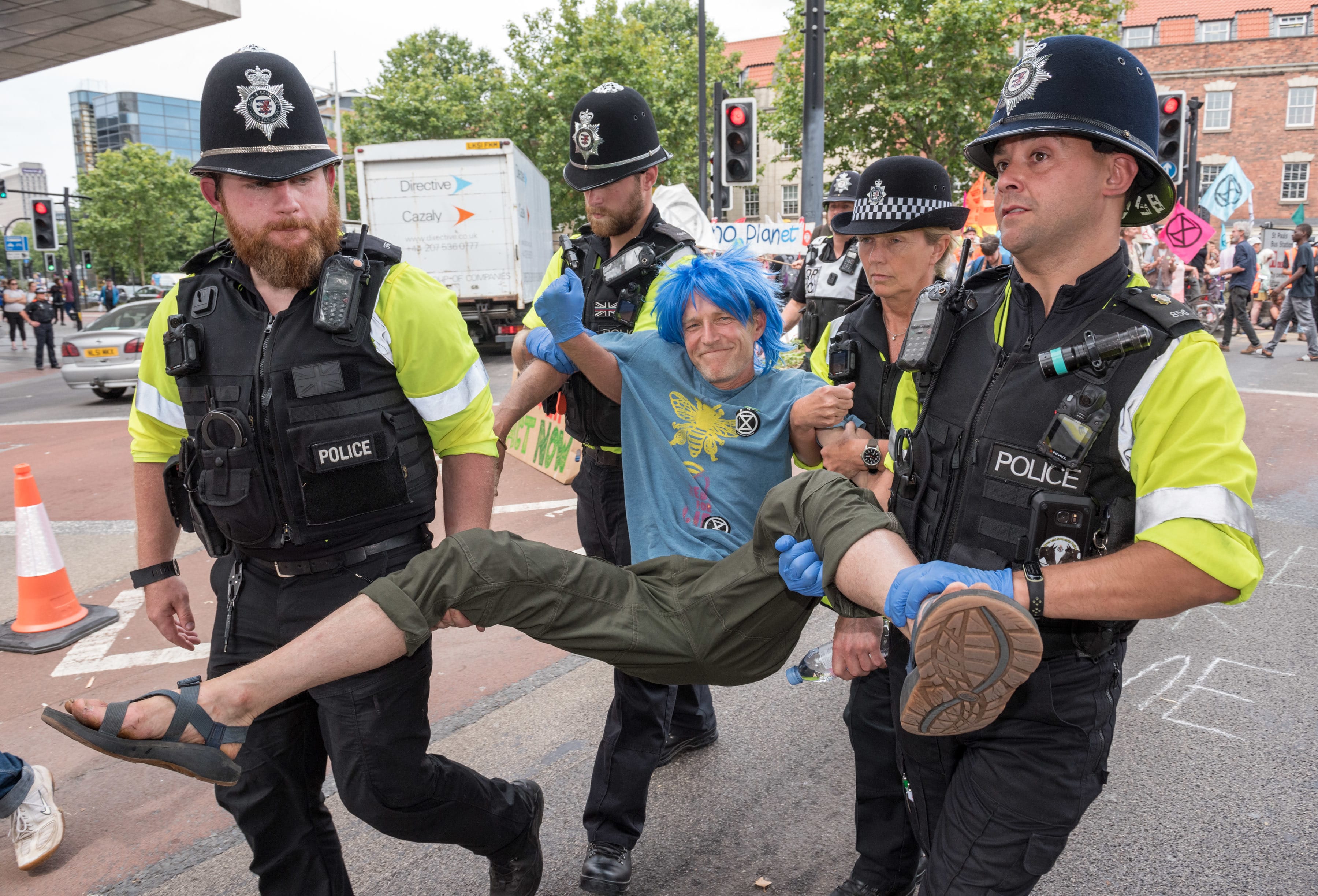 Bristol, UK: Extinction Rebellion Demonstrant wird festgenommen