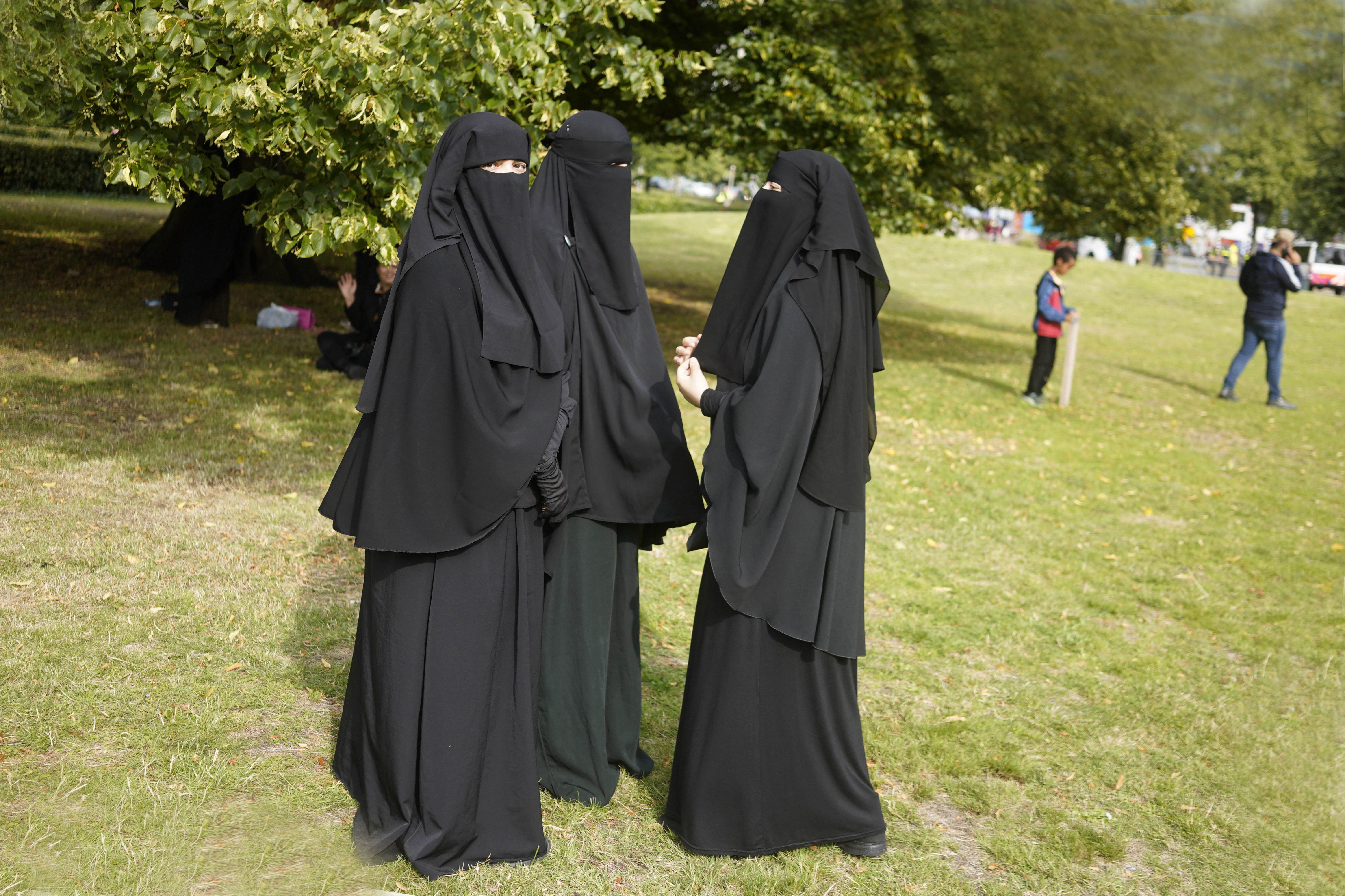 Frauen mit Burkas