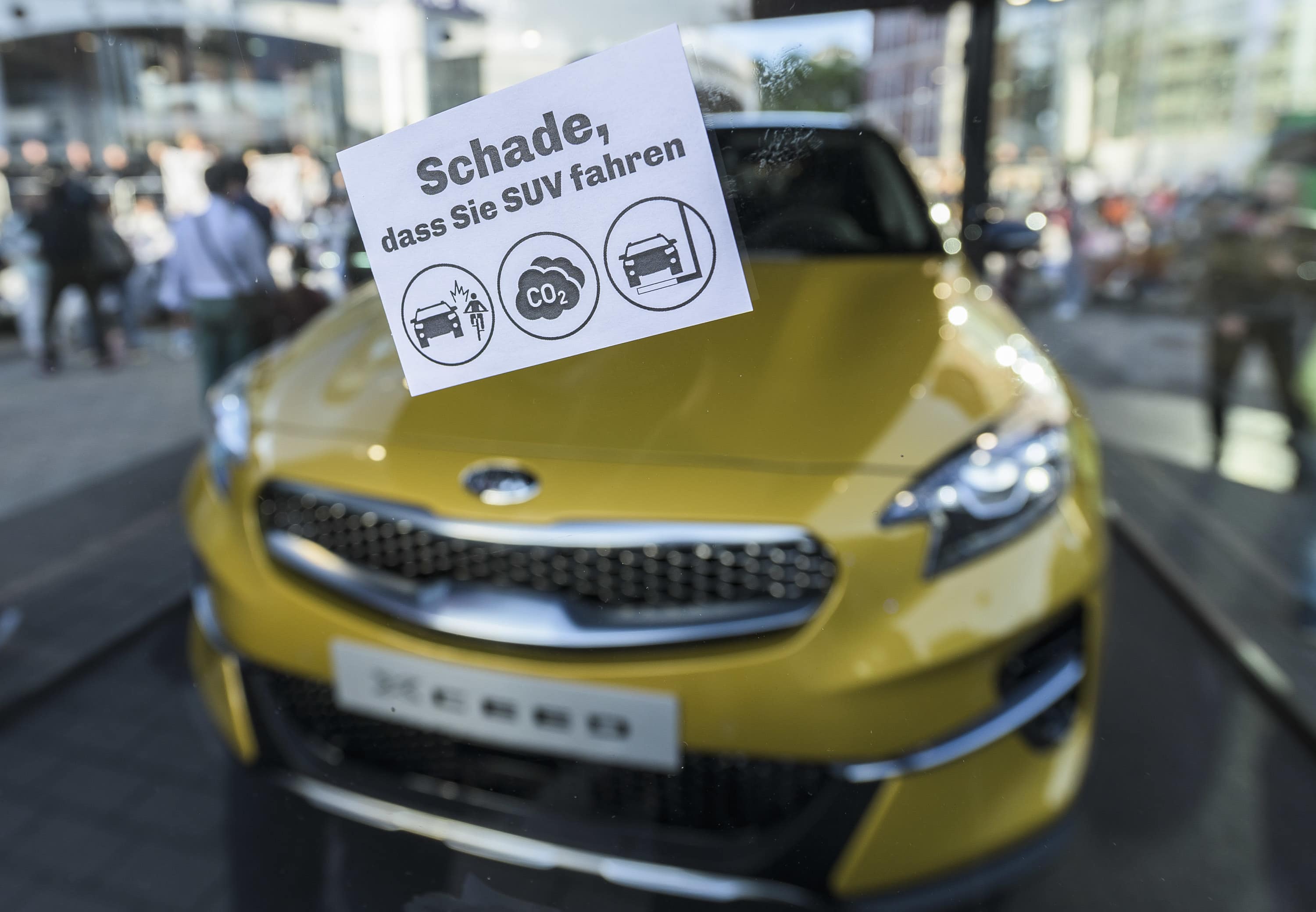 Hessen: Demonstration gegen IAA, Aufkleber mit der Aufschrift »Schade, dass Sie SUV fahren«