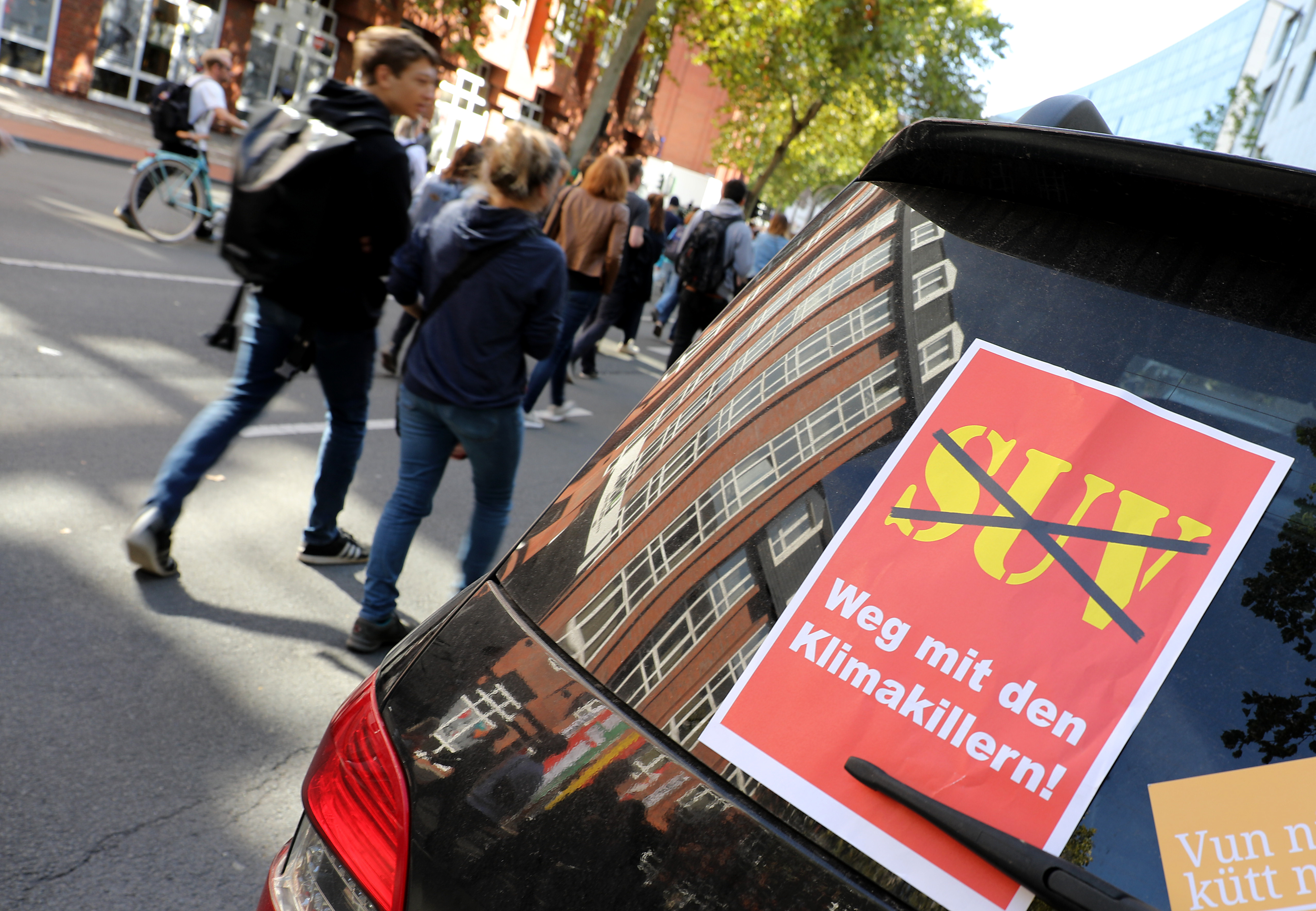 Protest-Plakat gegen SUV-Fahrzeuge auf einer Fridays for Future Bewegung