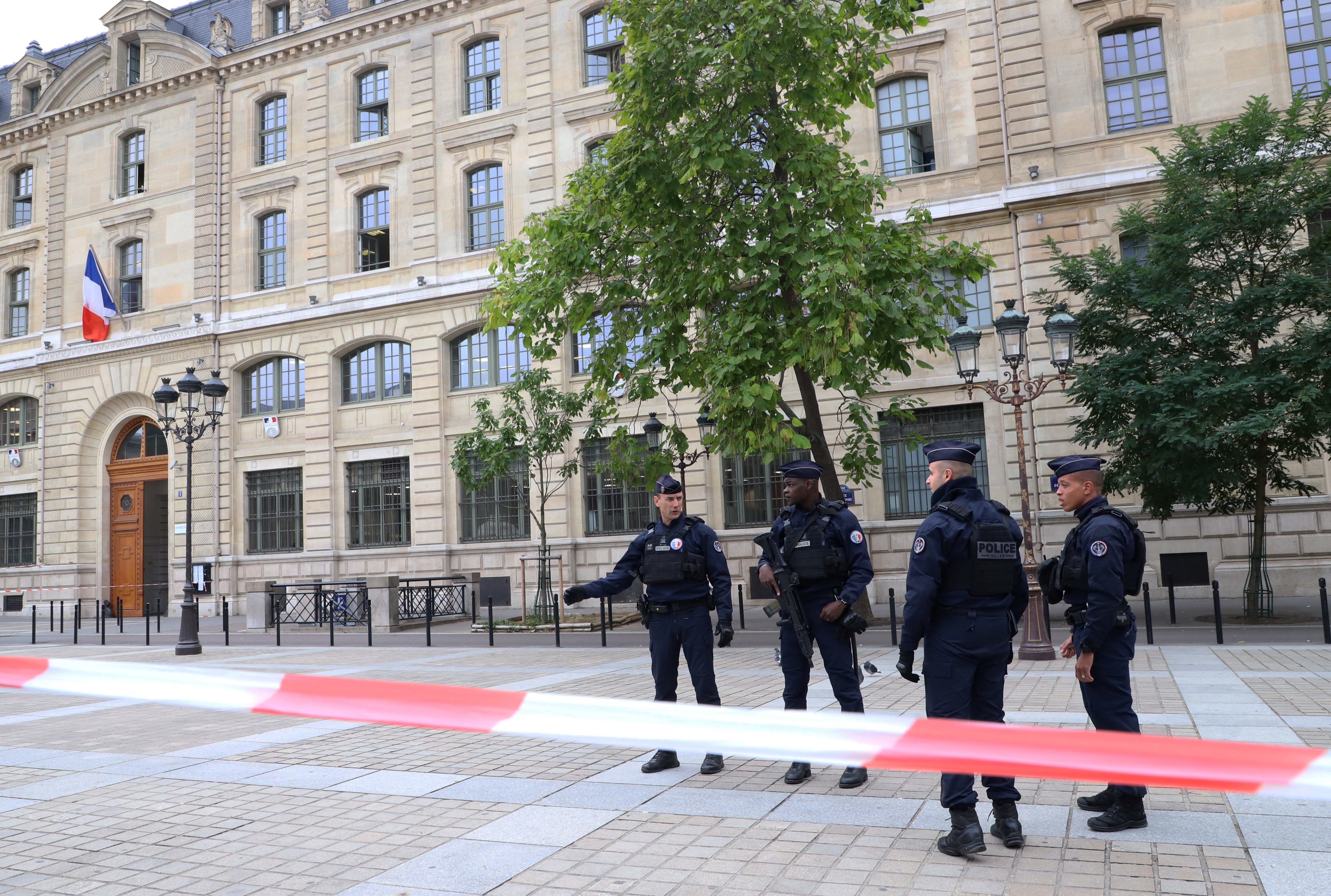 Nach Anschlag am 03.10.2019: Polizisten stehen vor Polizeipräfektur in Paris.