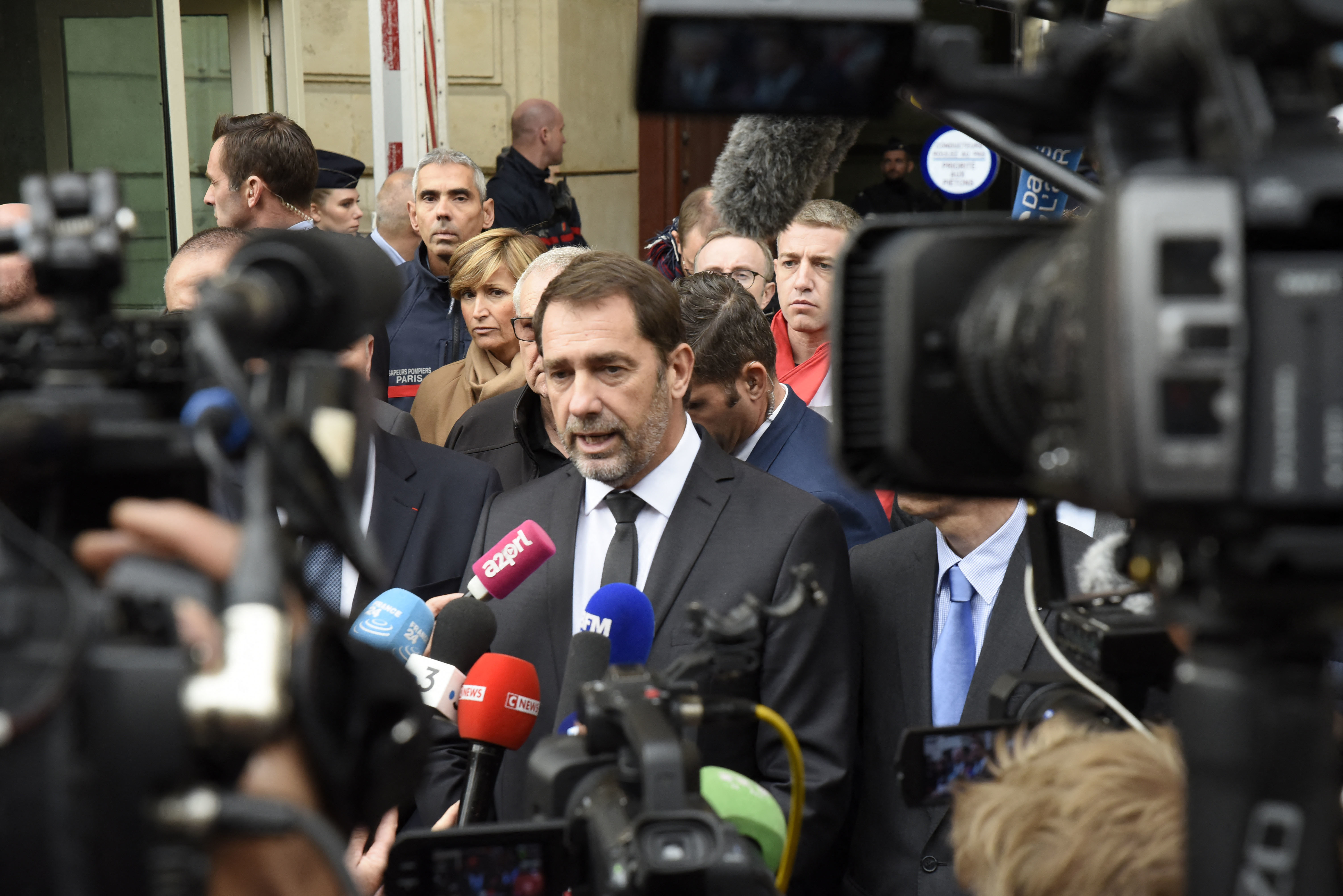 Der französische Innenminister Christophe Castaner hält nach Messerangriffen in Paris am 03. Oktober 2019 eine Pressekonferenz vor dem Pariser Polizeipräsidium ab.