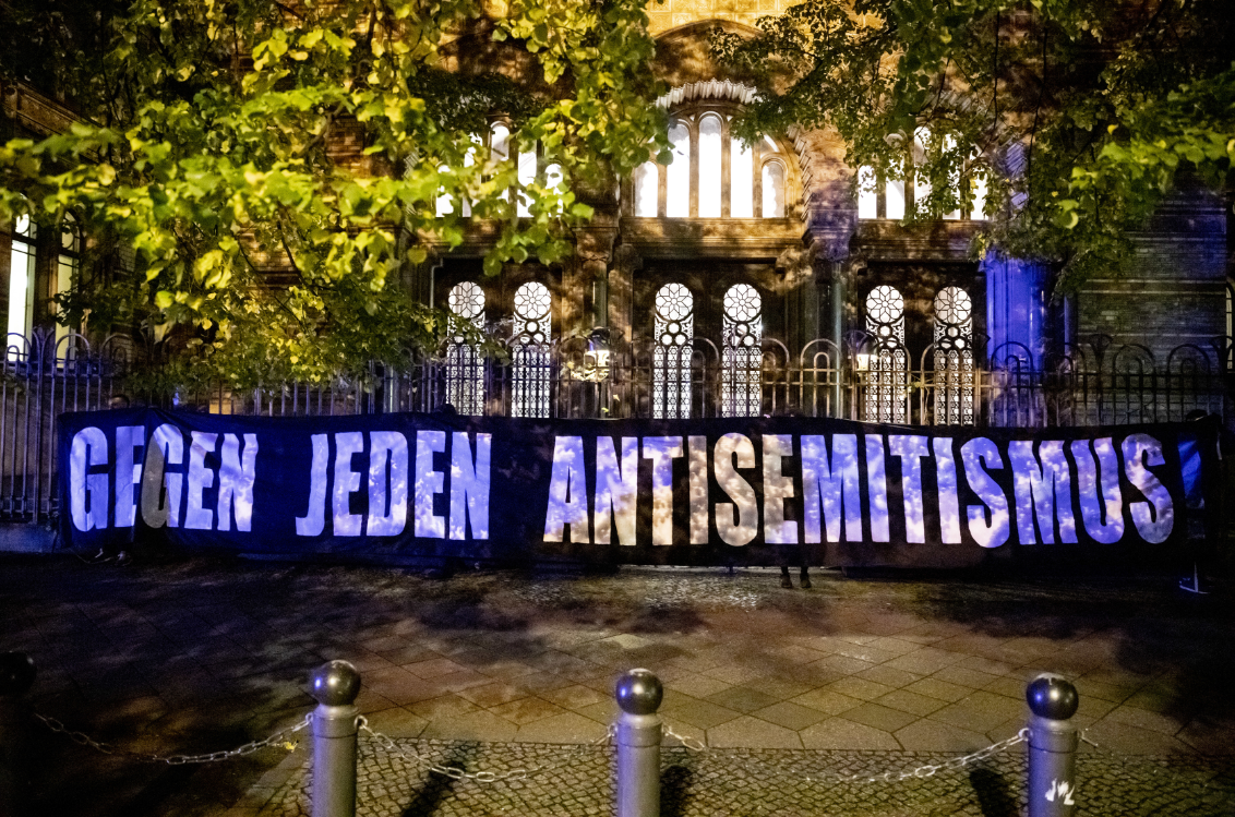 Berlin: »Gegen jeden Antisemitismus« steht bei einer Solidaritätskundgebung anlässlich des Attentats in Halle an der Neuen Synagoge Berlin auf einem Banner.