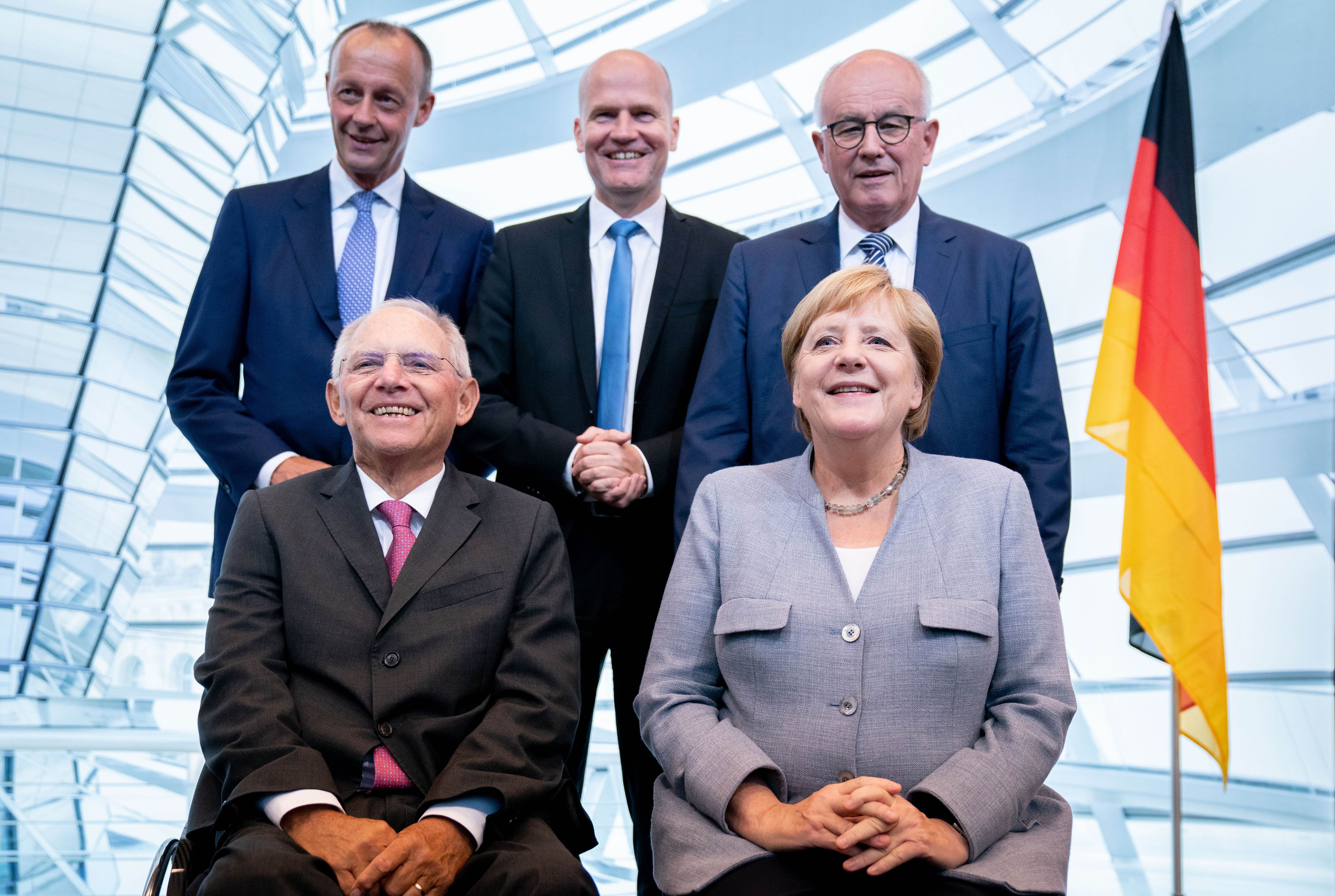 10.09.2019: 70 Jahre CDU/CSU-Fraktion im Deutschen Bundestag. Ralph Brinkhaus (2. Reihe Mitte, CDU), Vorsitzender der CDU/CSU-Bundestagsfraktion mit seinem Vorgänger Volker Kauder (2. Reihe rechts, CDU), Friedrich Merz (2. Reihe links, CDU), Bundeskanzlerin Angela Merkel (1. Reihe rechts, CDU) und Wolfgang Schäuble (1. Reihe links, CDU)