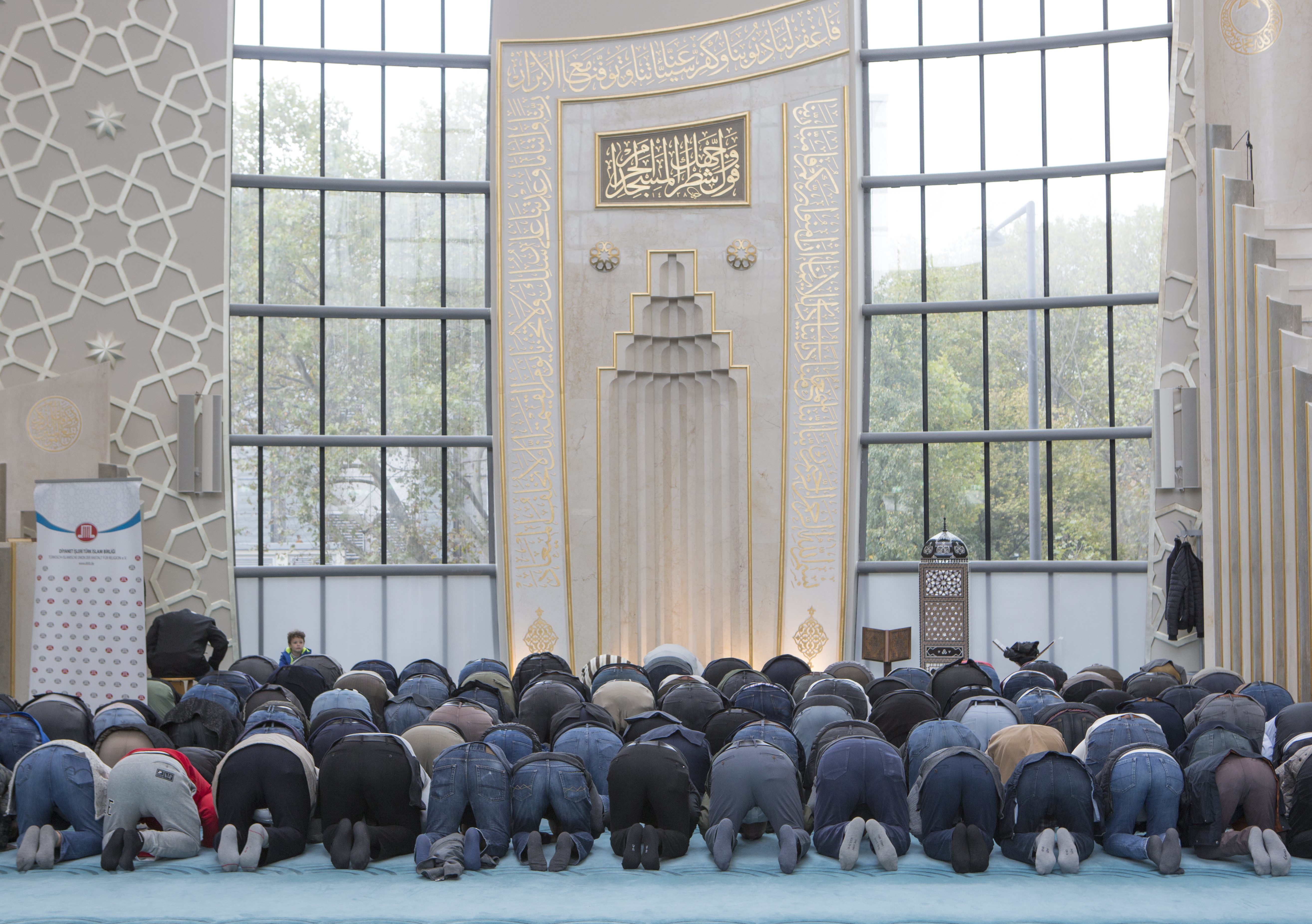 Muslime in DITIB Moschee, Köln