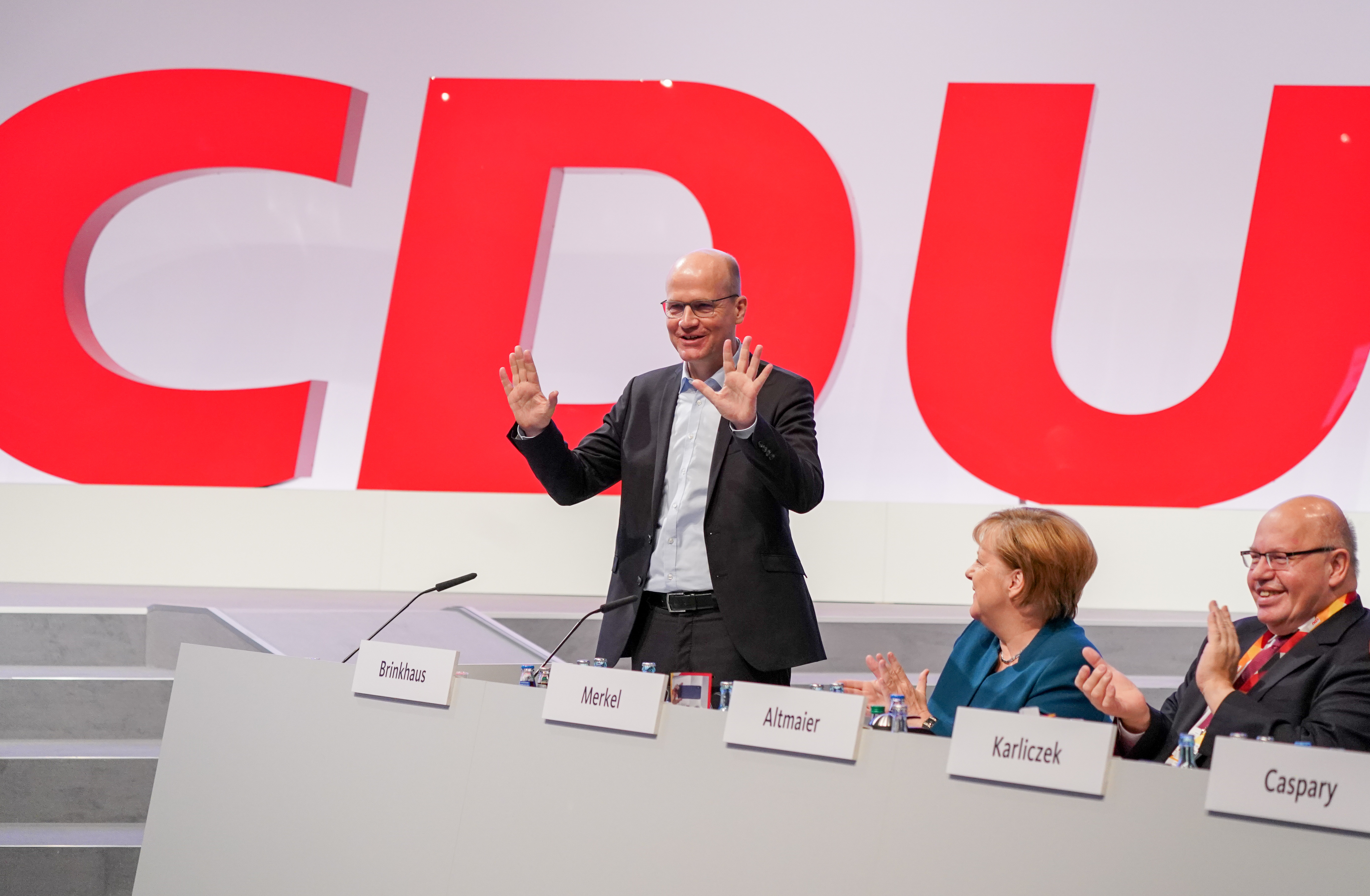 CDU-Bundesparteitag: Ralph Brinkhaus (CDU, l), Fraktionsvorsitzender der CDU/CSU Fraktion im Bundestag steht neben Bundeskanzlerin Angela Merkel (CDU,Mitte) und Peter Altmaier (CDU,r), Bundesminister für Wirtschaft und Energie