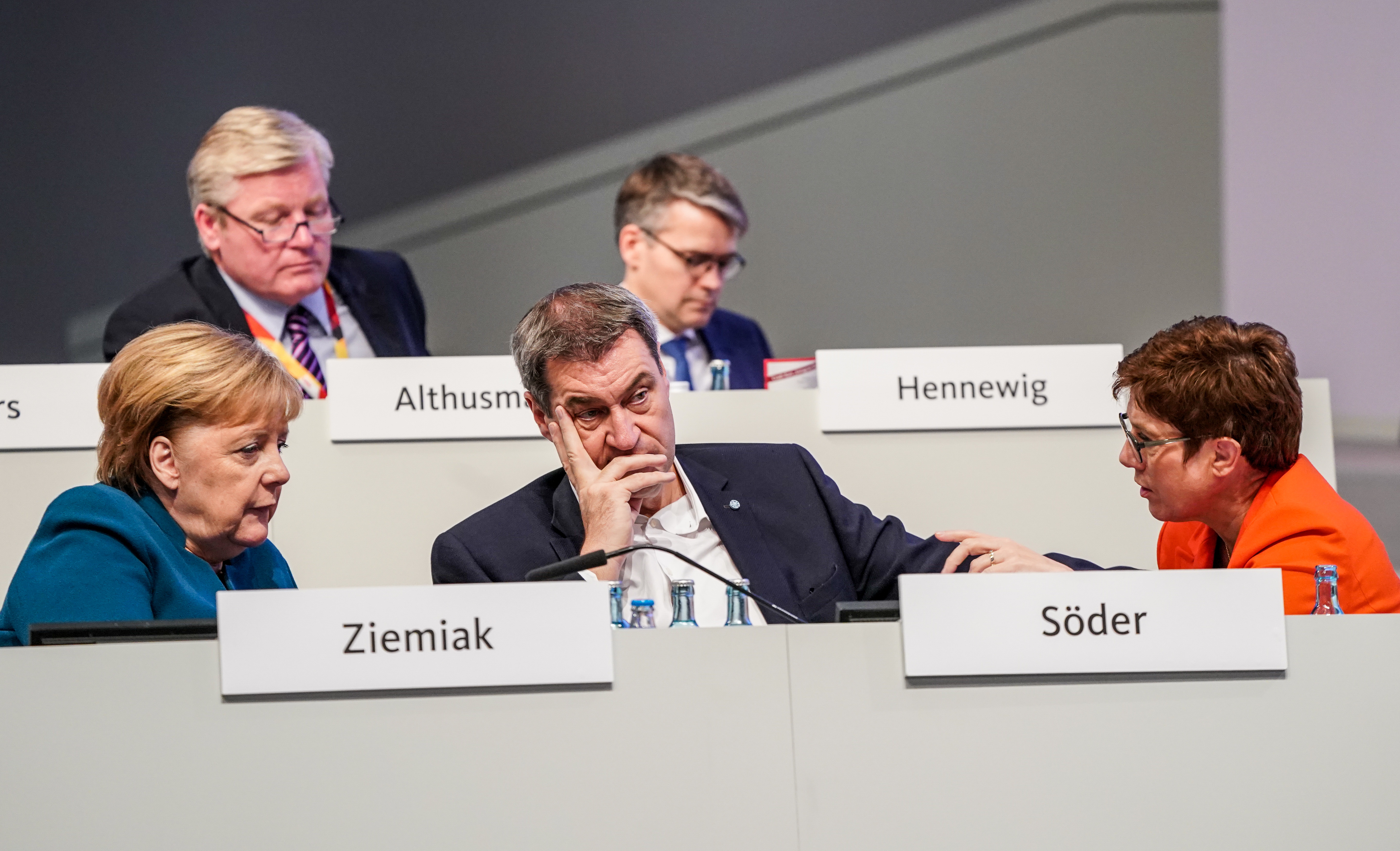 CDU-Bundesparteitag: Markus Söder, CSU-Vorsitzender und Ministerpräsident von Bayern, sitzt neben Bundeskanzlerin Angela Merkel (CDU,l) und Annegret Kramp-Karrenbauer, Bundesvorsitzende der CDU,r)