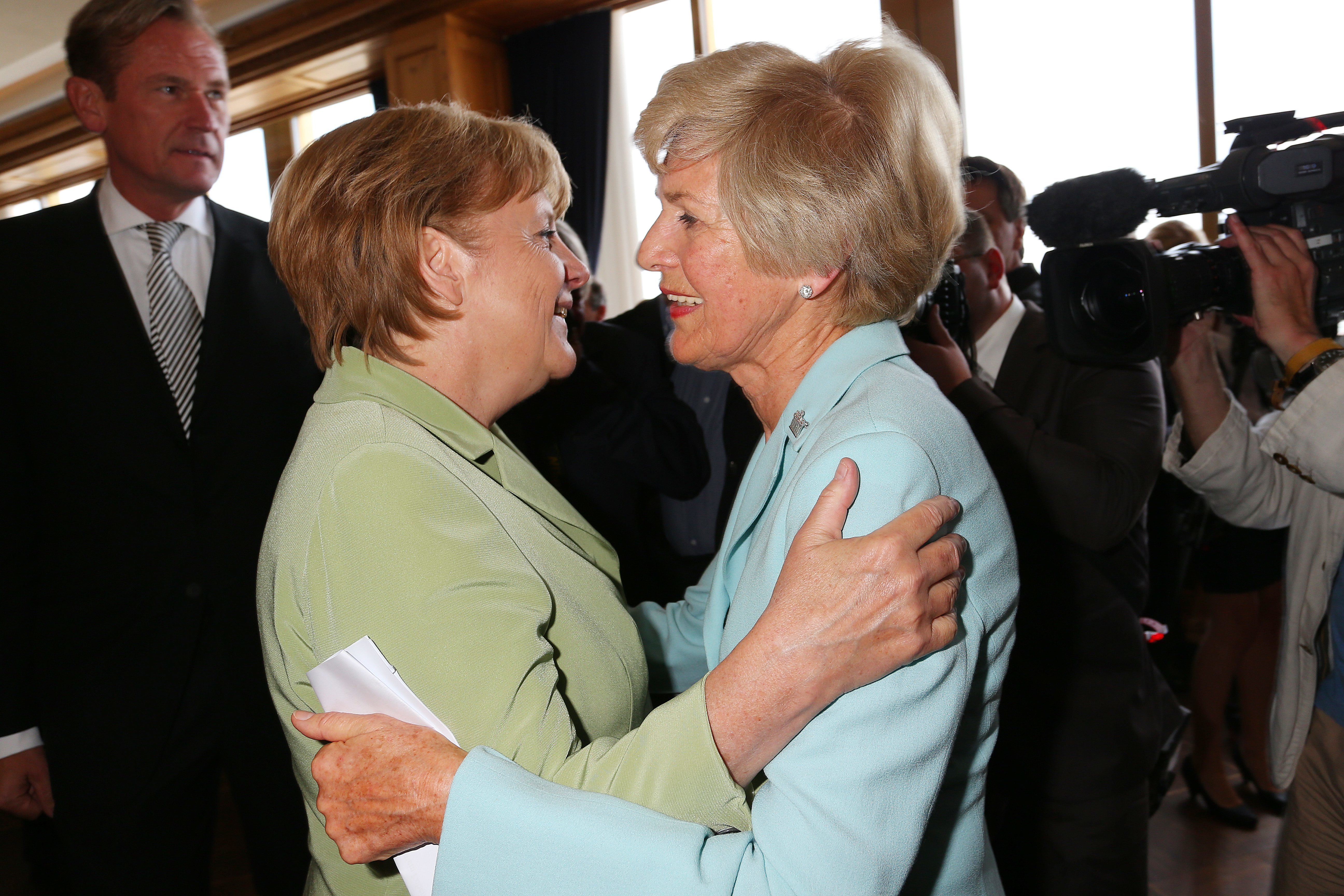 Bundeskanzlerin Angela Merkel und Friede Springer beim Empfang zum 70. Geburtstag der Verlegerin Friede Springer im Journalistenclub Axel Springer in Berlin.