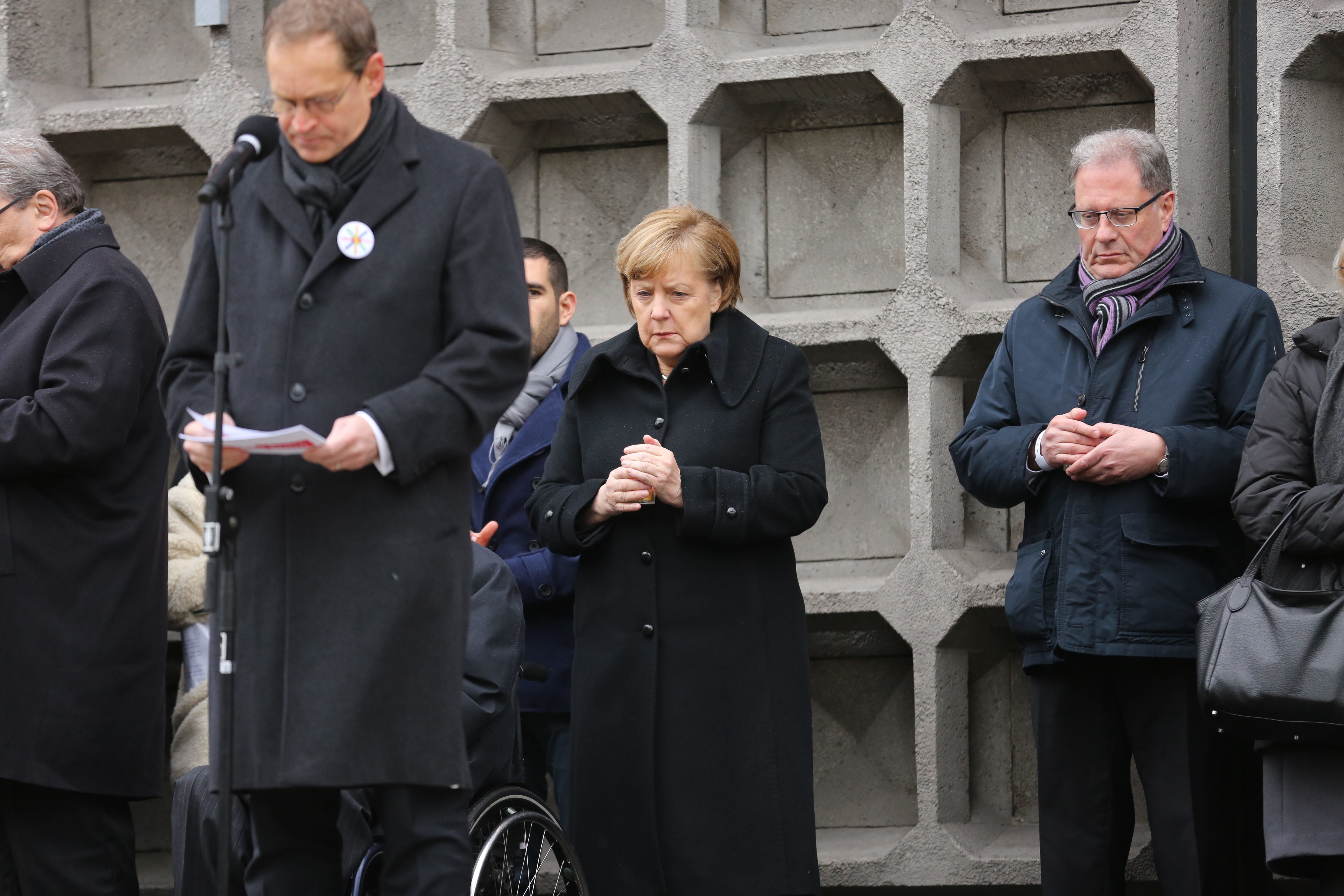 Bundeskanzlerin Angela Merkel (Mitte) bei der Einweihung der Gedenkstätte am Breitscheidplatz