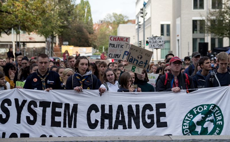 dpa125962568_fridays_for_future_banner_systemchange