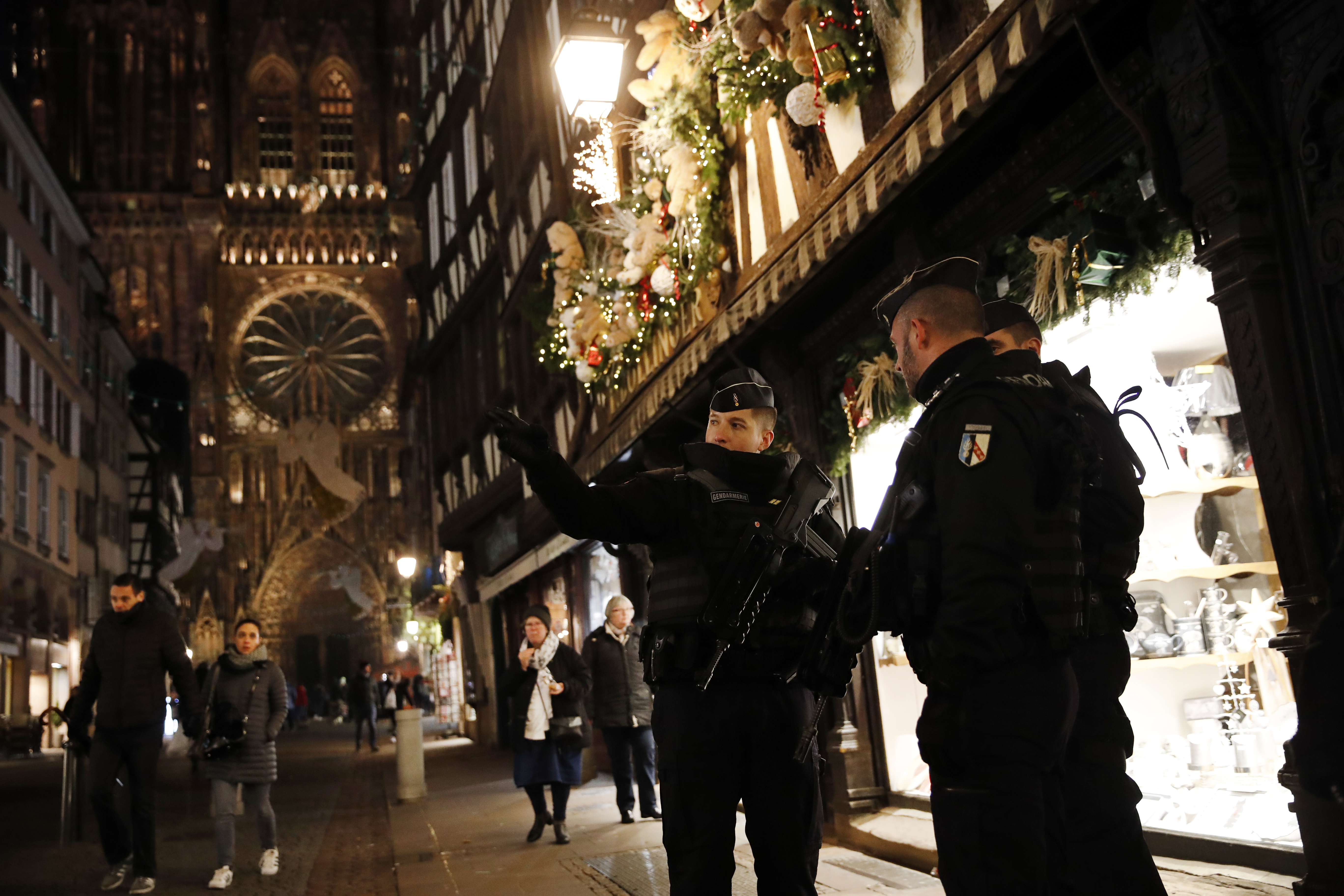 12.12.2018: Französische Polizisten nach dem Anschlag in Straßburg in der Nähe des Straßburger Weihnachtsmarktes