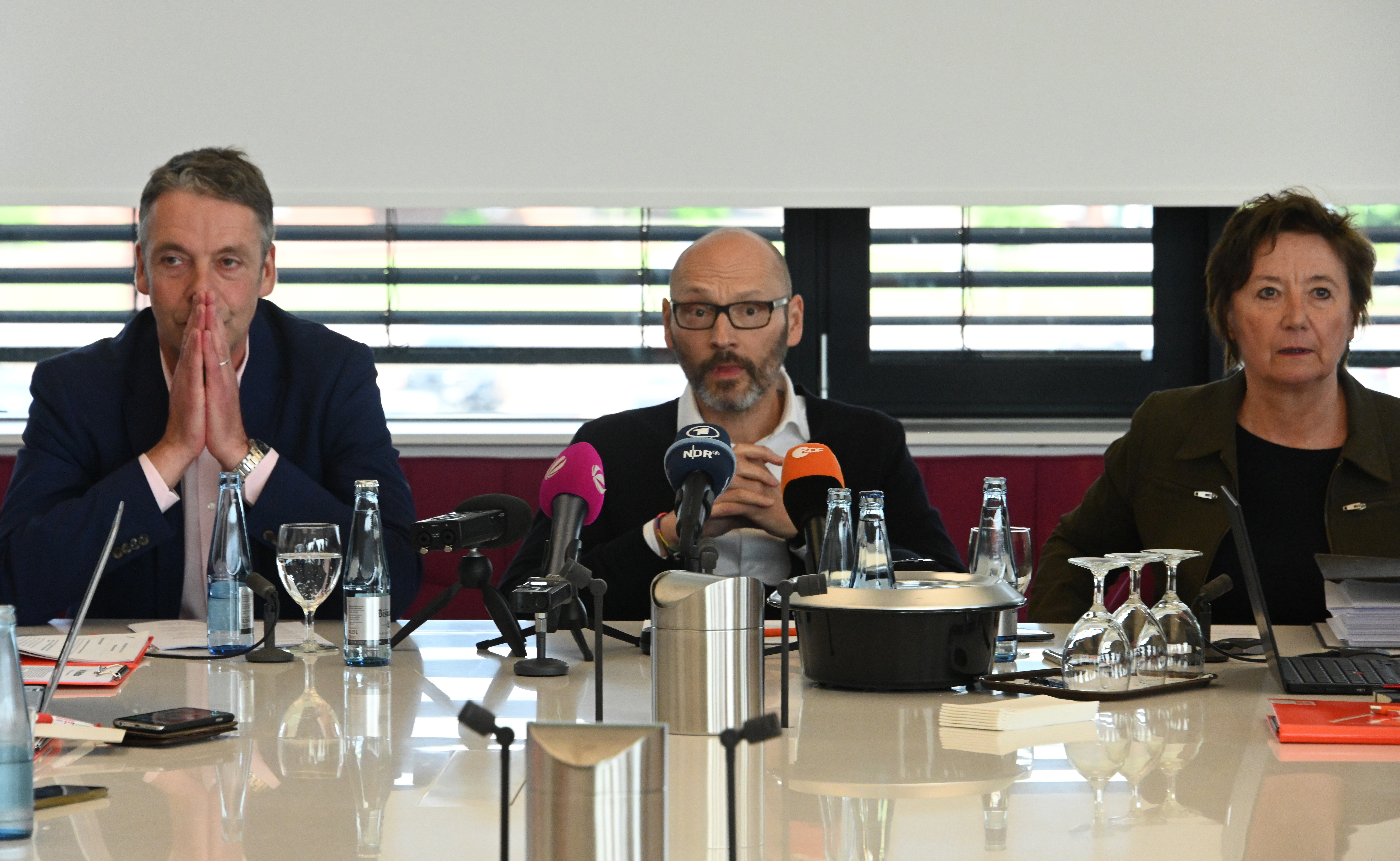 »Spiegel« legt Abschlussbericht zur Relotius-Fälschungsaffäre vor, „Der Spiegel“-Chefredakteur Steffen Klusmann (M) sitzt neben „Spiegel“-Verlags-Geschäftsführer Thomas Hass (l) und Kommissionsmitglied Brigitte Fehrle (r), freie Journalistin