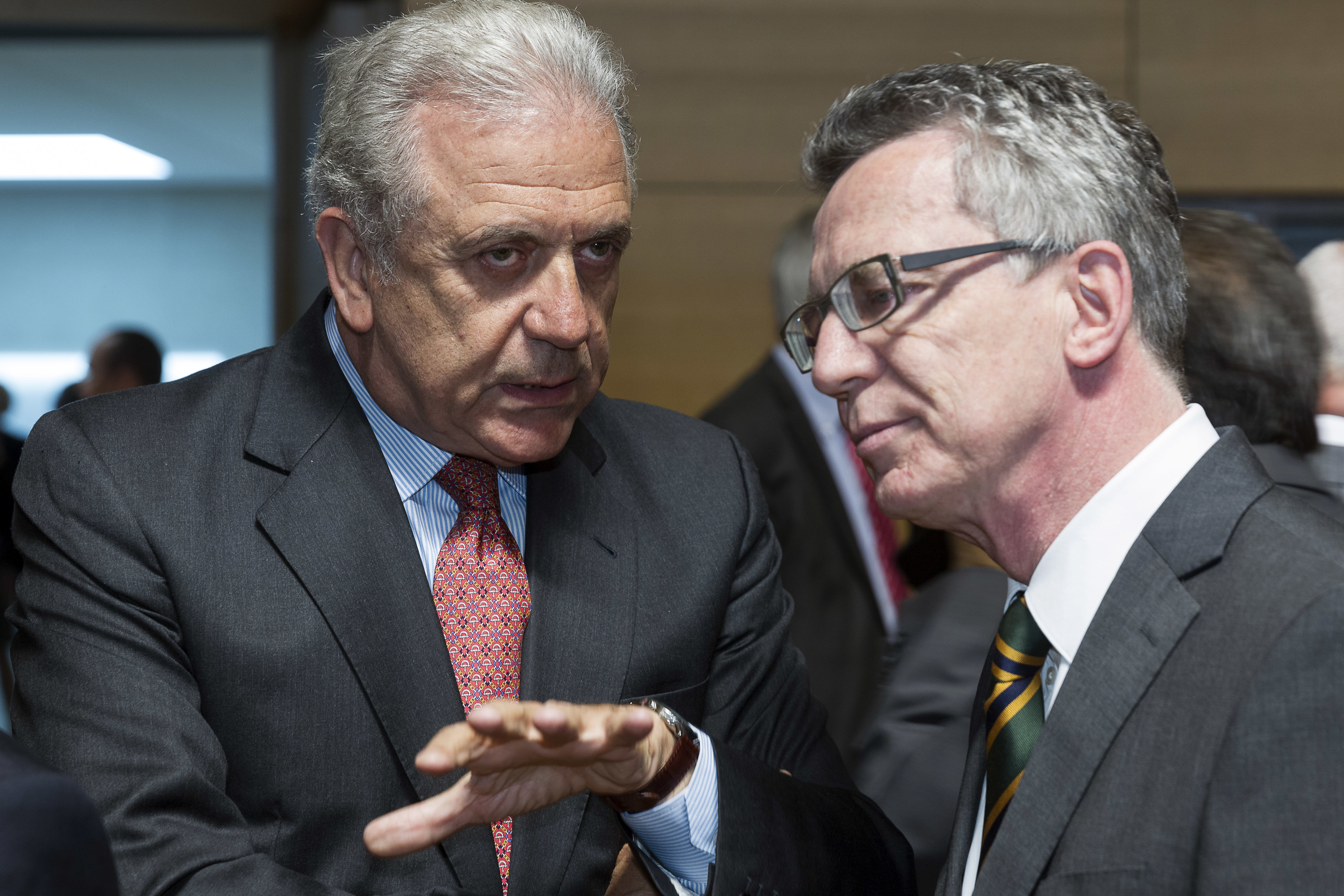 EU-Migrationskommissar Dimitris Avranopoulos (l), ehemaliger Bundesinnenminister Thomas de Maiziere (r)