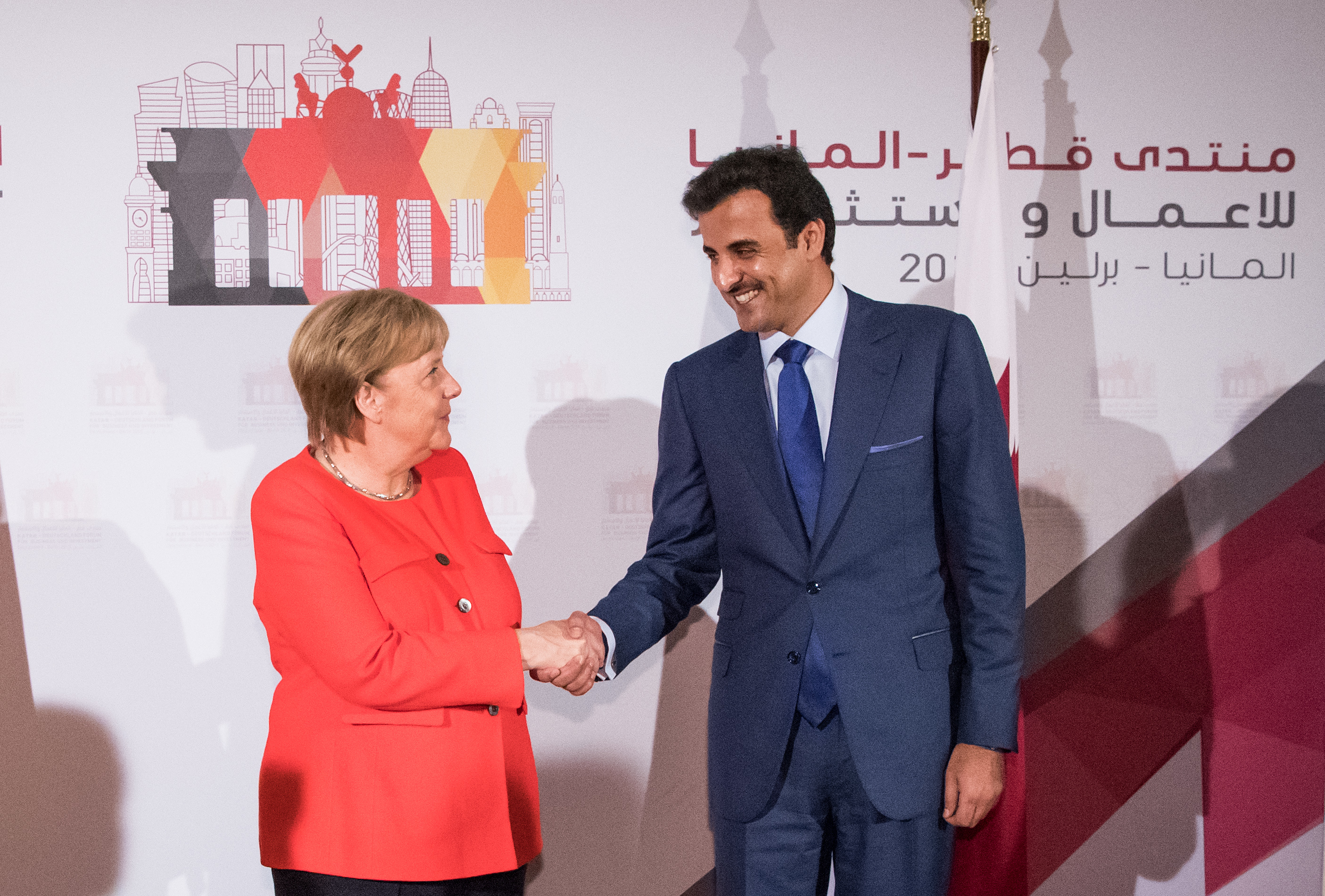 Katar-Deutschland Forum in Berlin: Bundeskanzlerin Angela Merkel (l, CDU) und der Emir von Katar, Scheich Tamim bin Hamad Al-Thani (r)