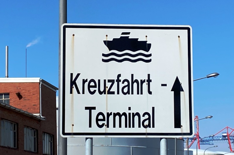 KOPP_Report_Hinweisschild_Kreuzfahrt_Terminal_Kreuzfahrtschiffe